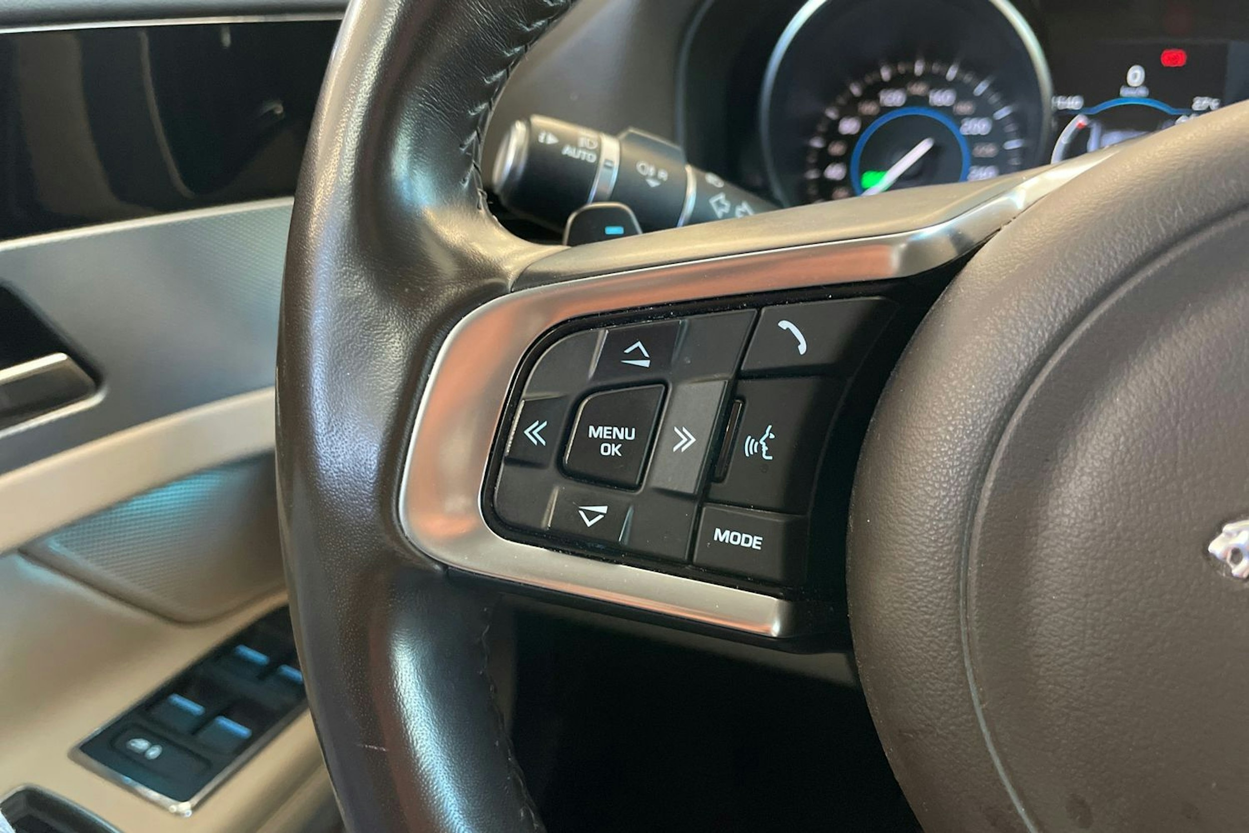 Valkoinen Jaguar XF 2019 kuva 16.