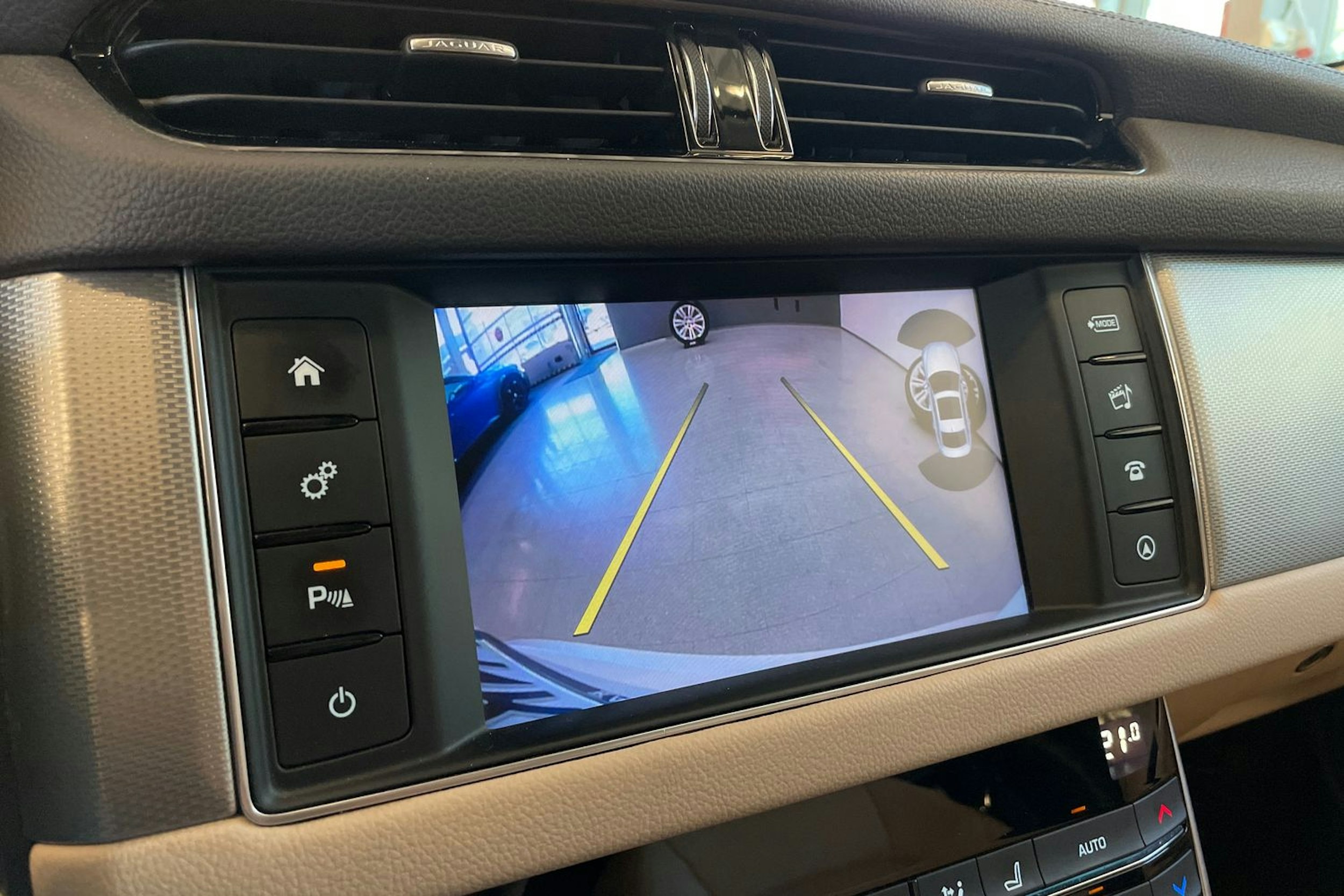 Valkoinen Jaguar XF 2019 kuva 17.
