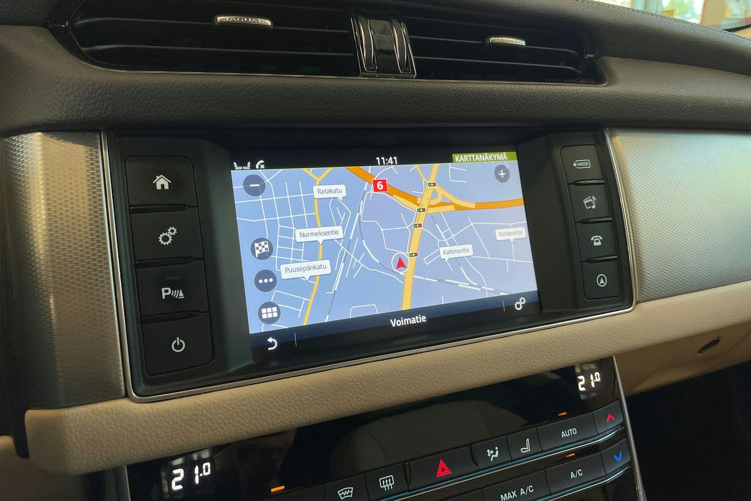 Valkoinen Jaguar XF 2019 kuva 18.