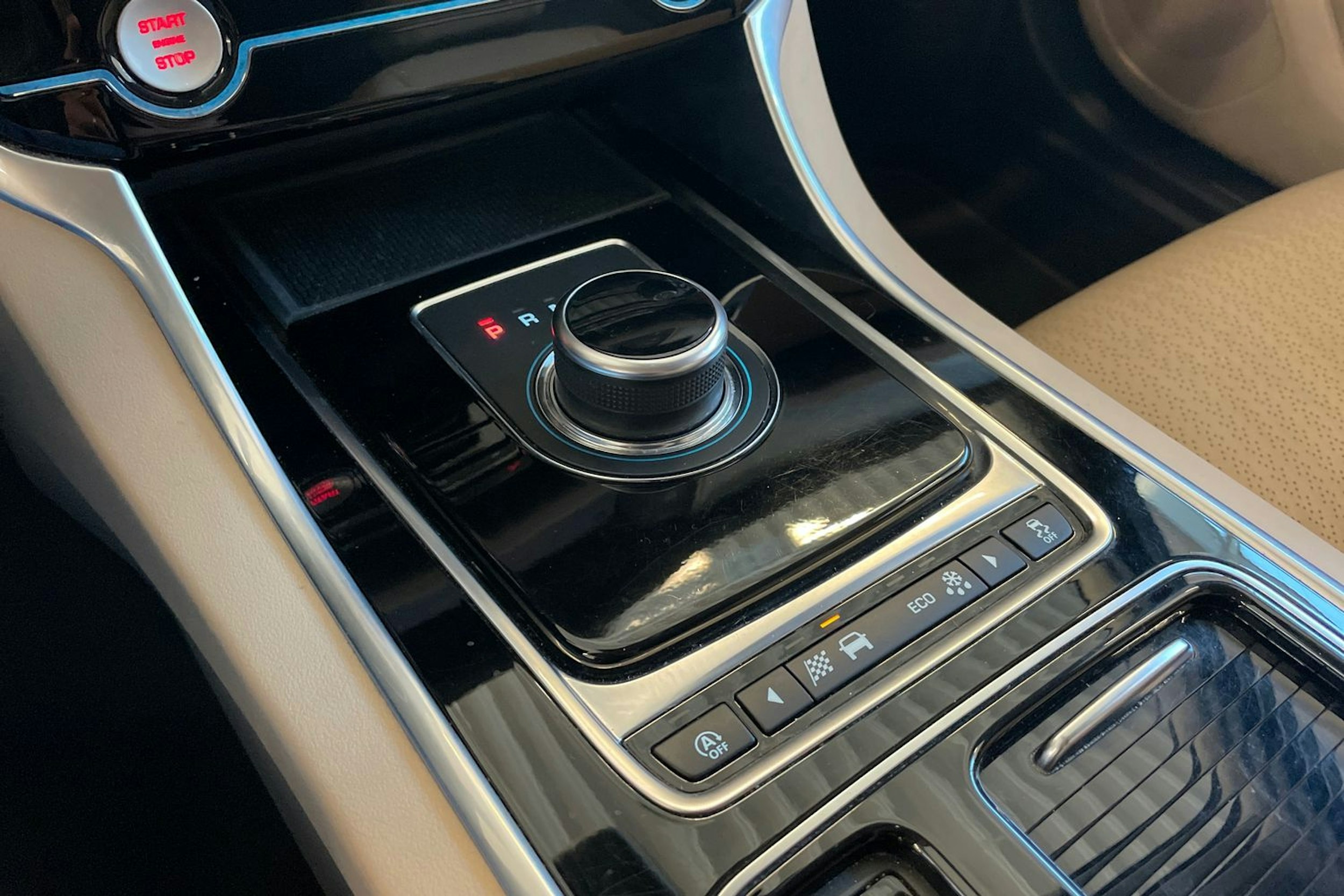 Valkoinen Jaguar XF 2019 kuva 20.