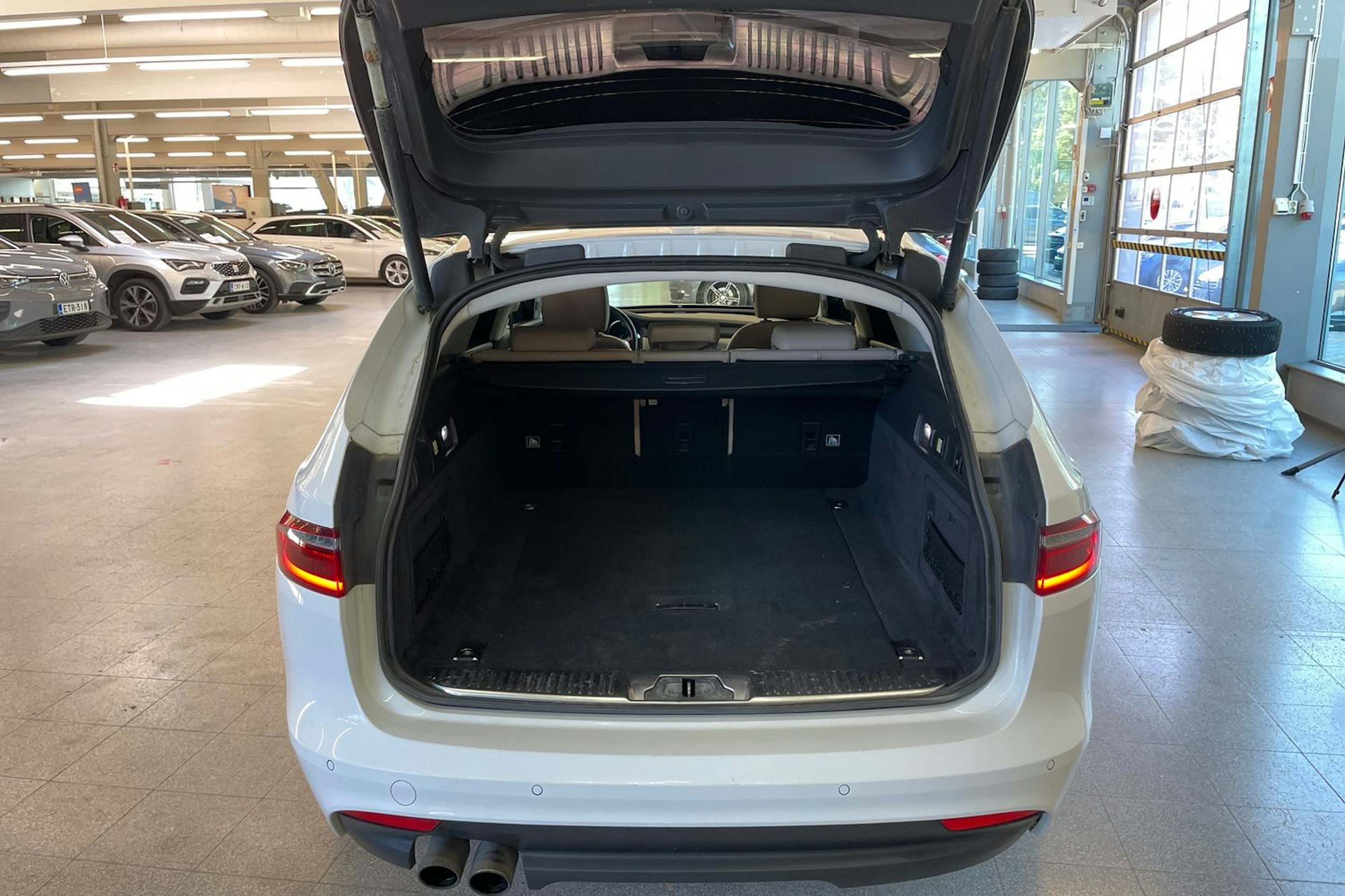 Valkoinen Jaguar XF 2019 kuva 21.