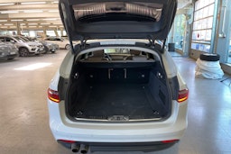 Valkoinen Jaguar XF 2019 kuva 21.