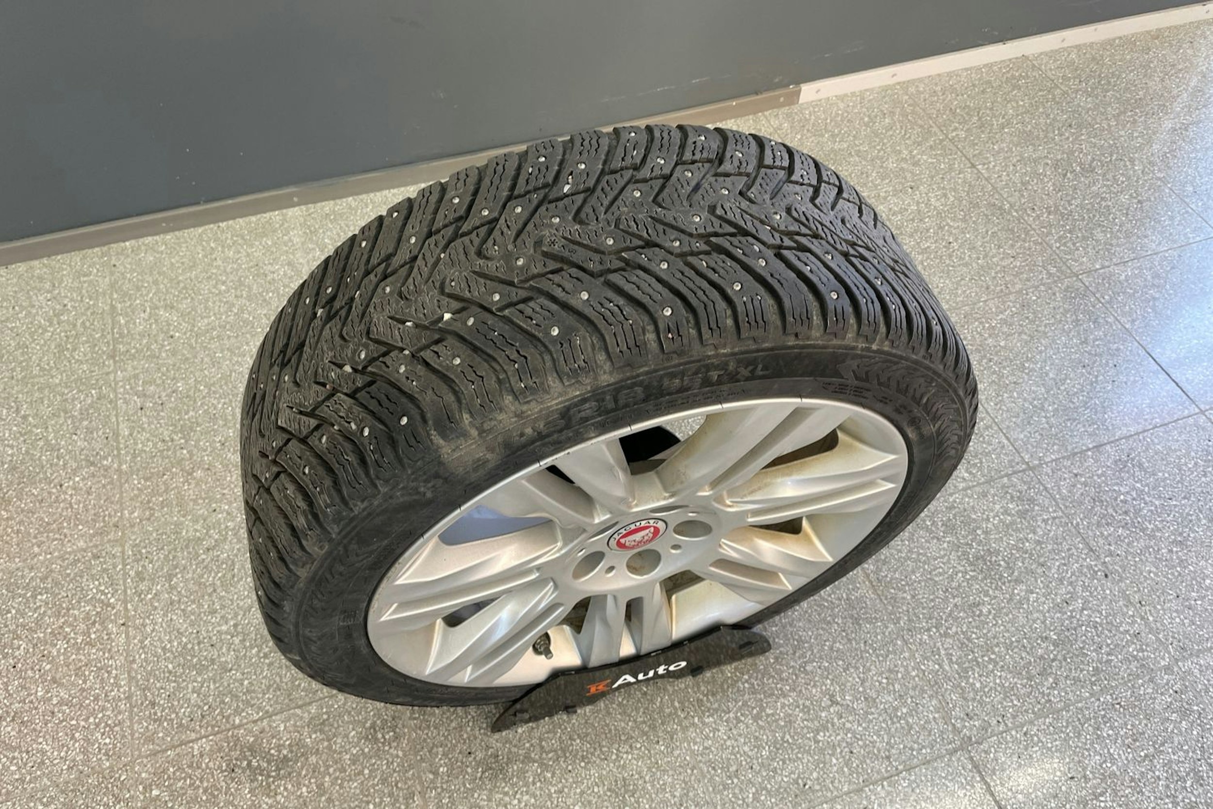 Valkoinen Jaguar XF 2019 kuva 24.
