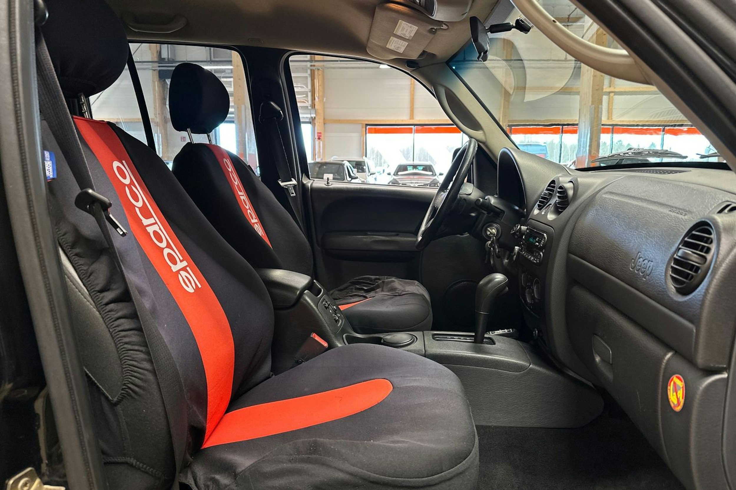 musta Jeep Cherokee 2004 kuva 13.