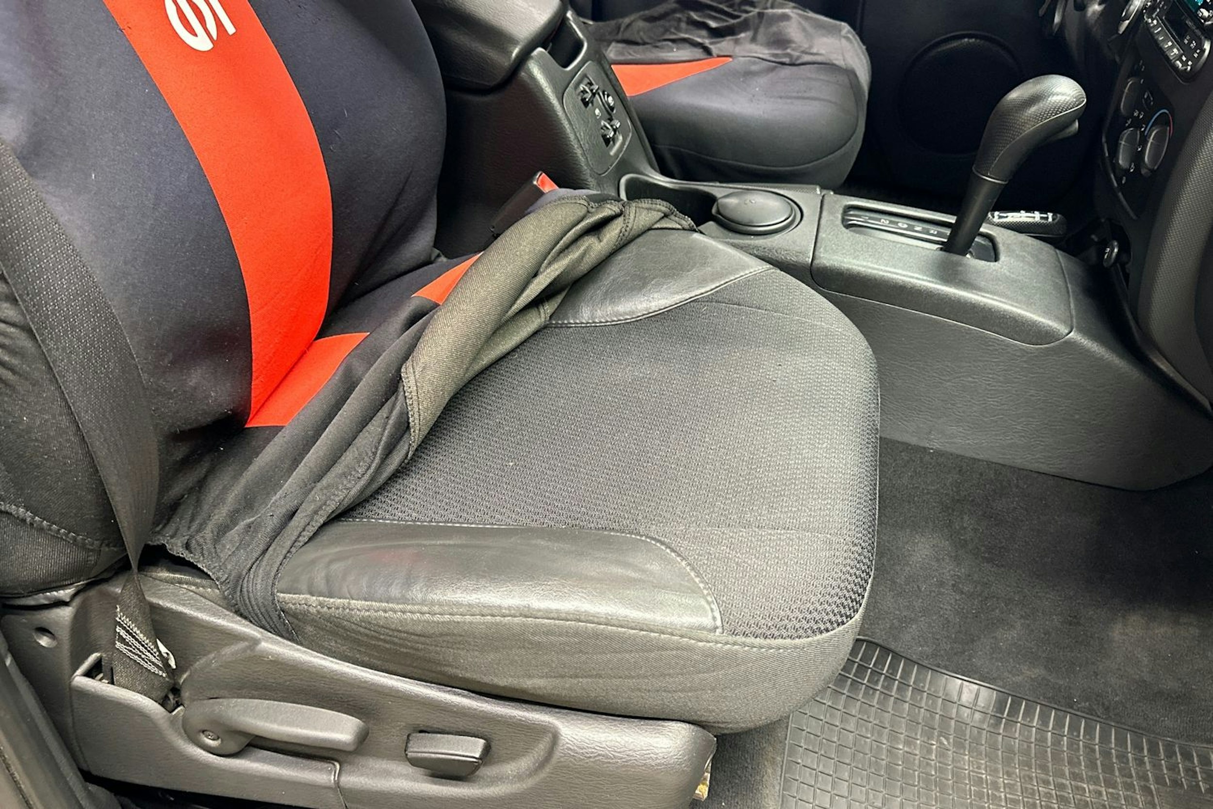 musta Jeep Cherokee 2004 kuva 14.