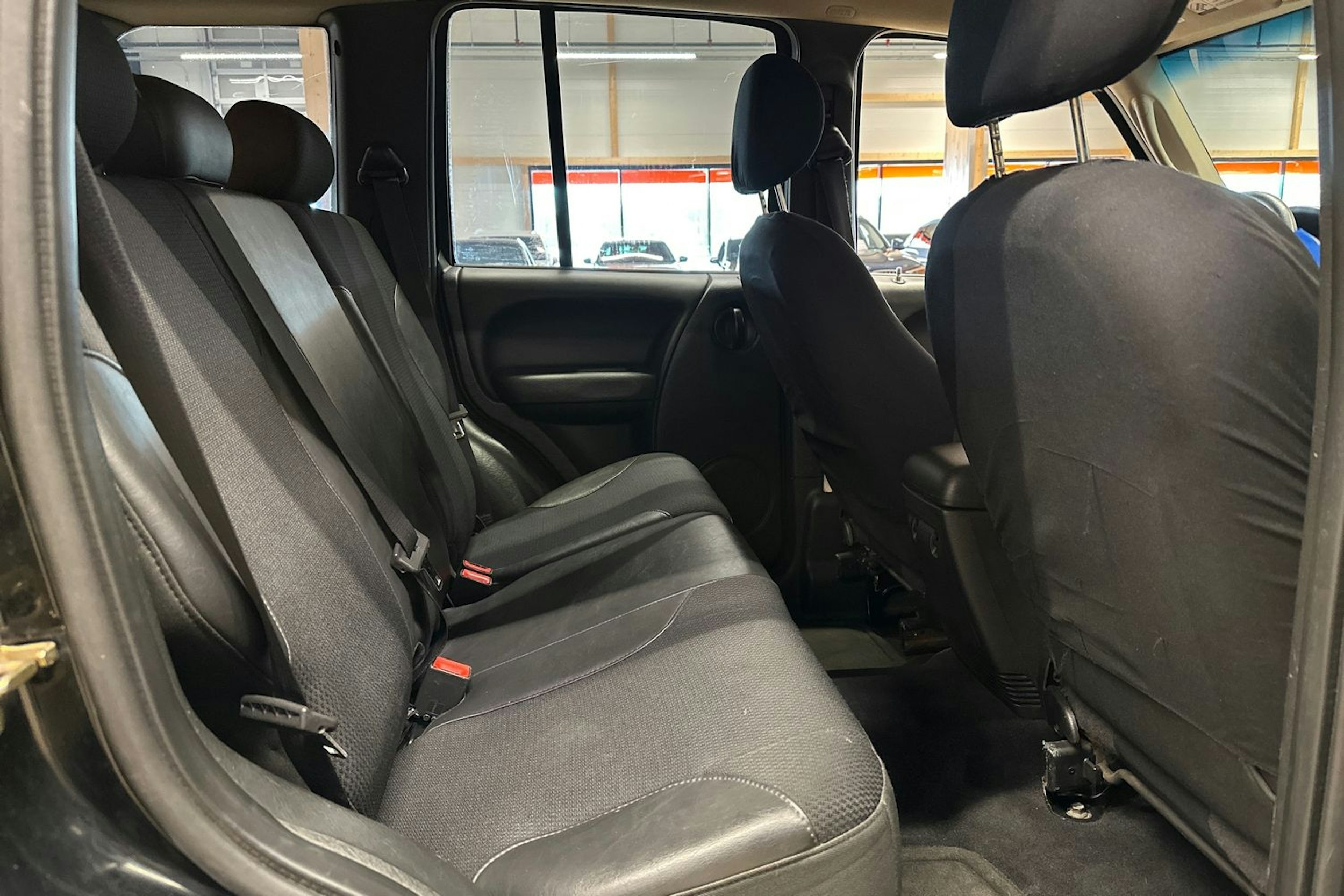 musta Jeep Cherokee 2004 kuva 15.
