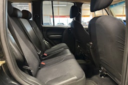 musta Jeep Cherokee 2004 kuva 15.