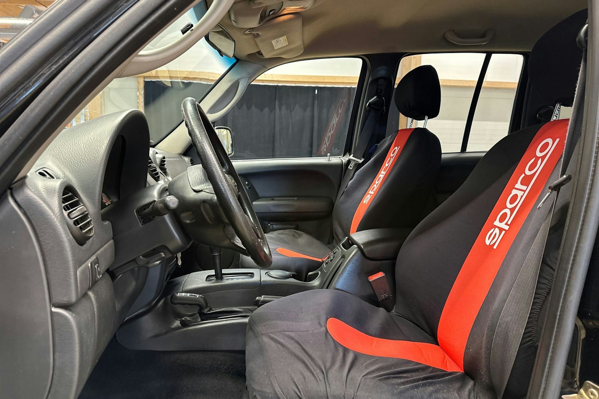 musta Jeep Cherokee 2004 kuva 16.