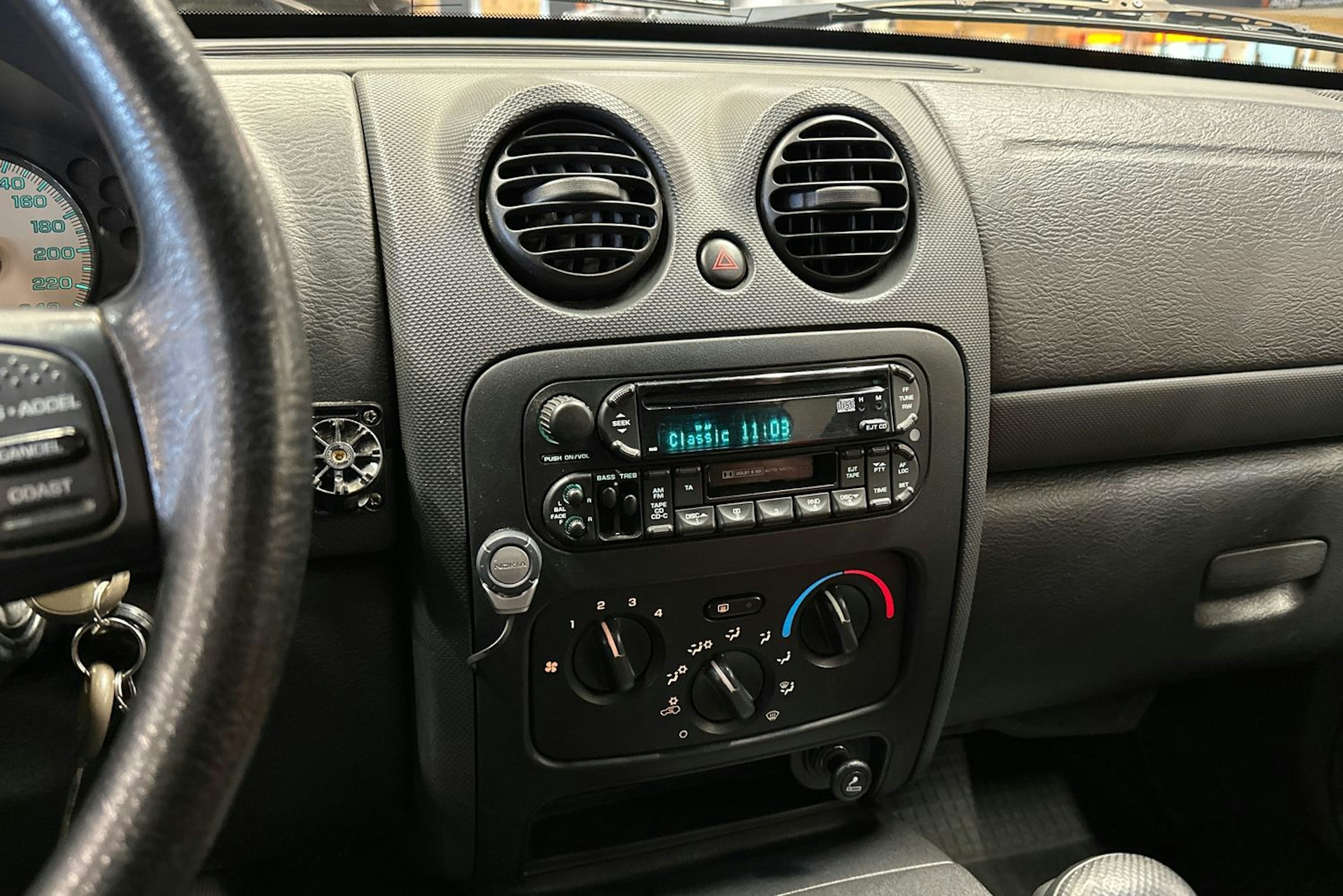musta Jeep Cherokee 2004 kuva 19.