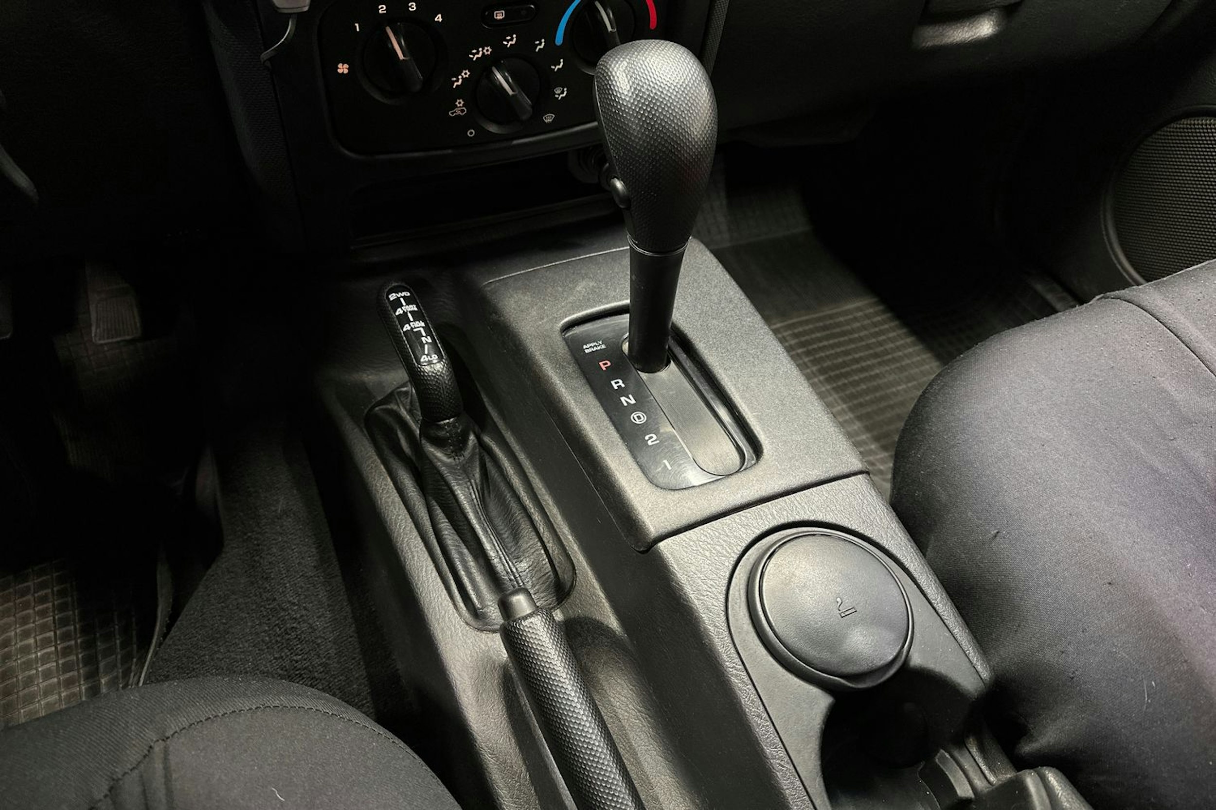 musta Jeep Cherokee 2004 kuva 21.