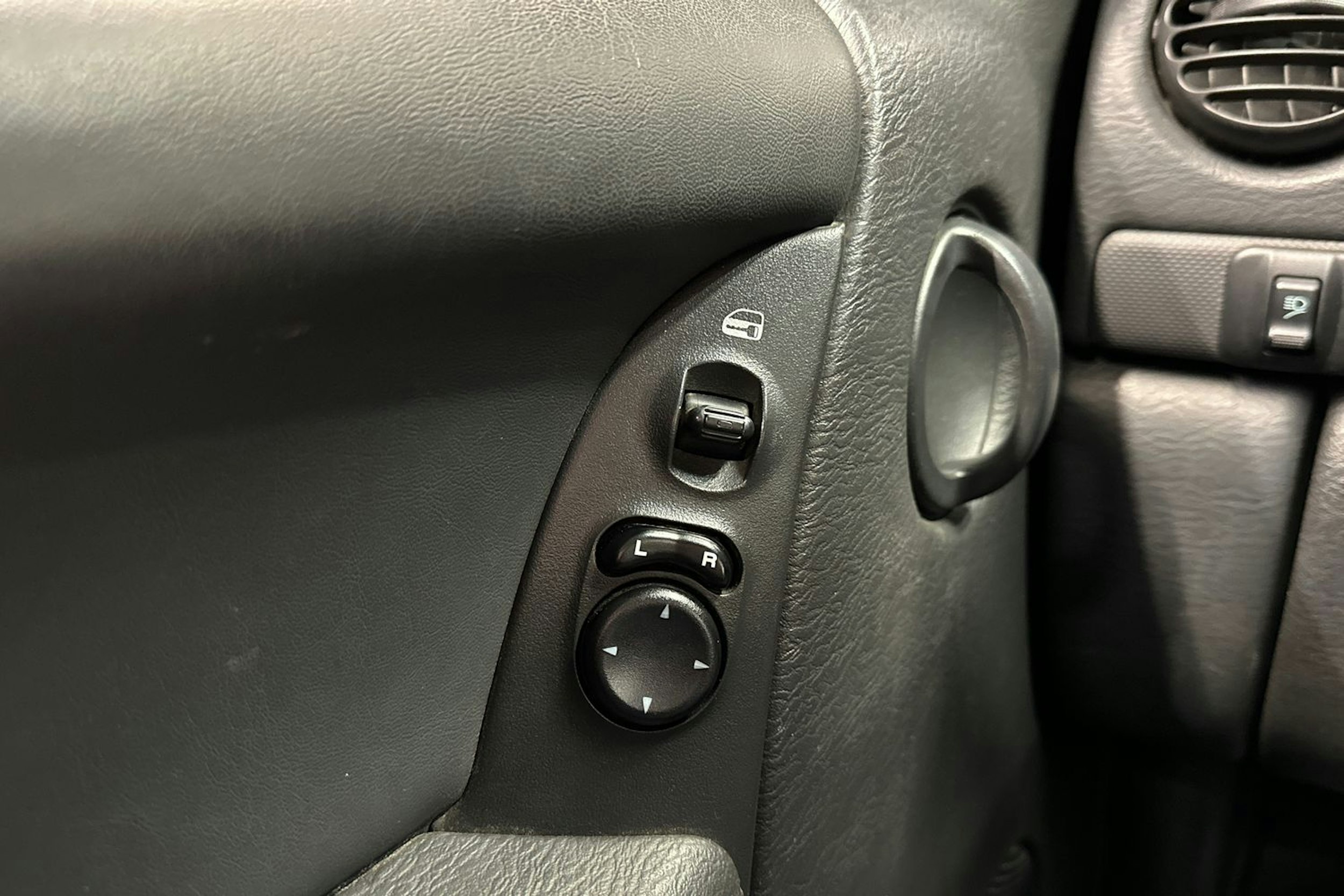 musta Jeep Cherokee 2004 kuva 27.