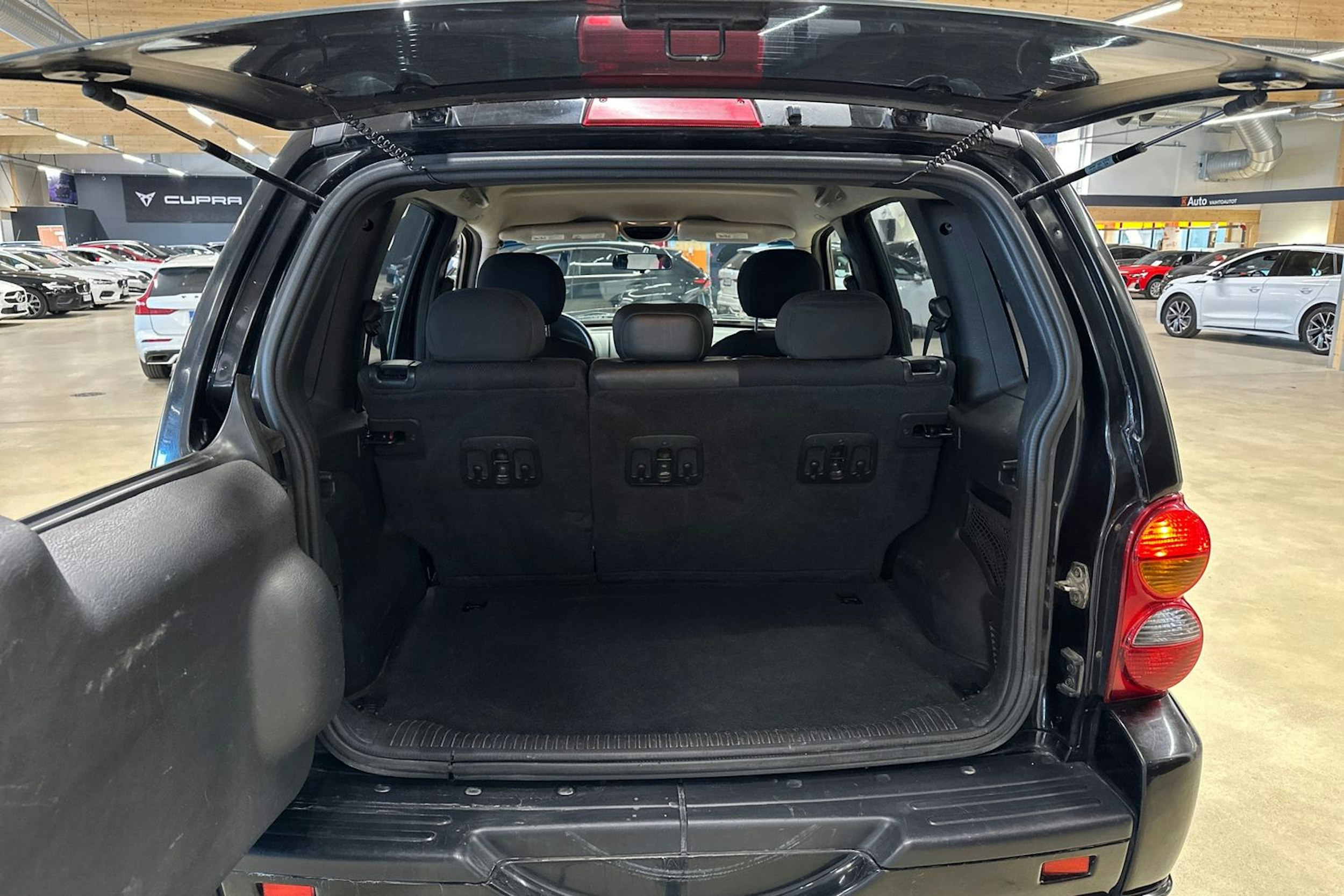 musta Jeep Cherokee 2004 kuva 28.