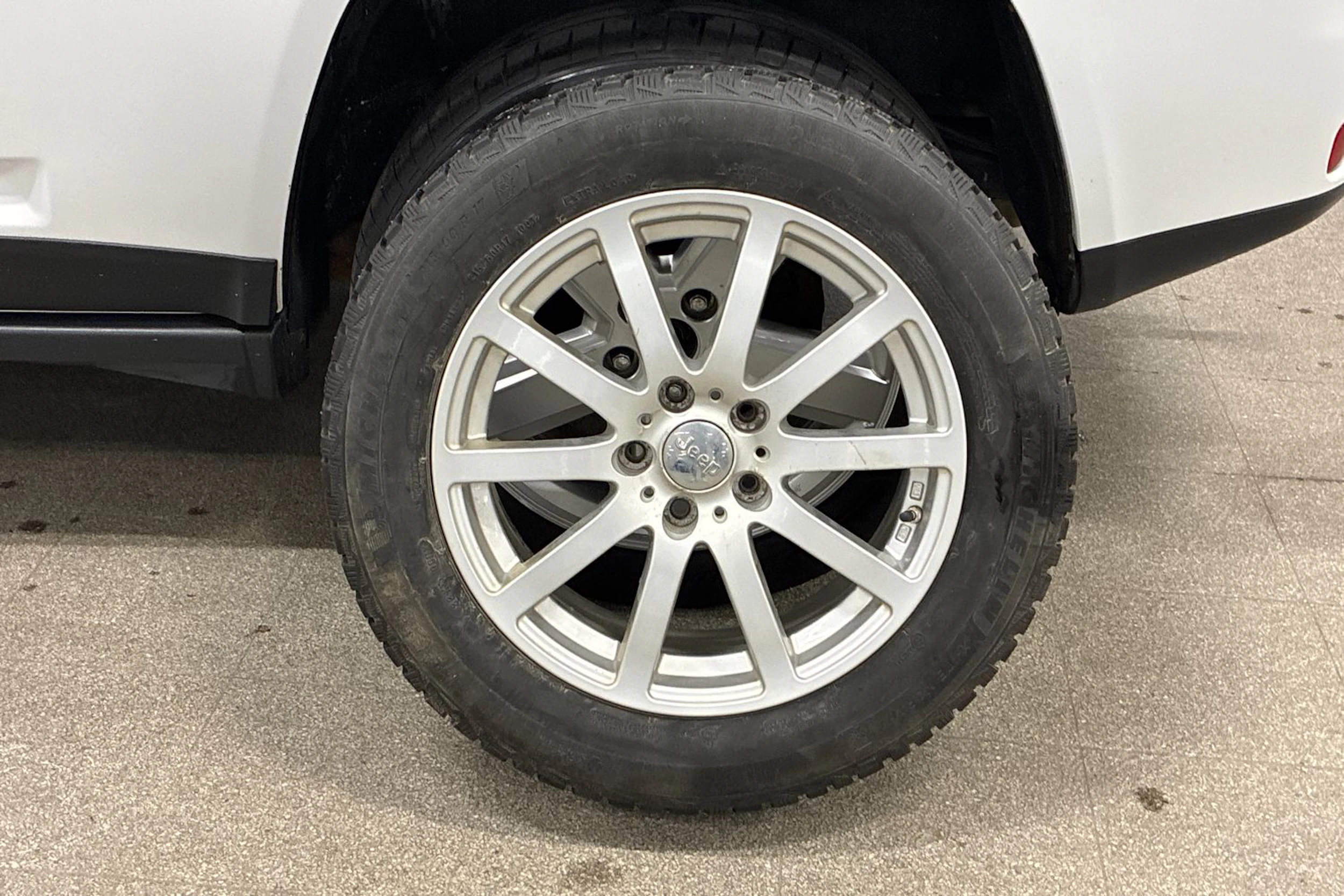 valkoinen Jeep Compass 2012 kuva 10.