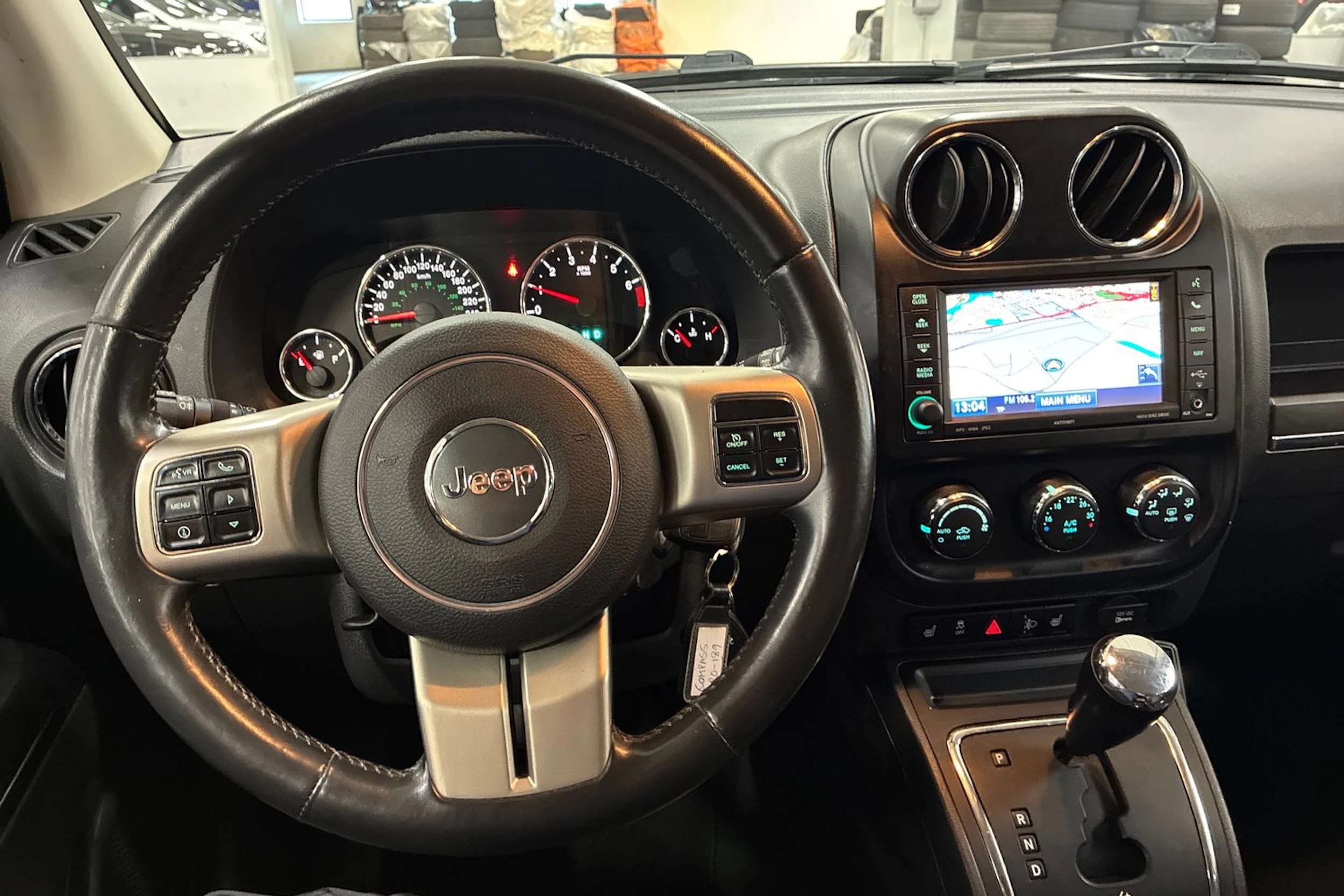 valkoinen Jeep Compass 2012 kuva 11.