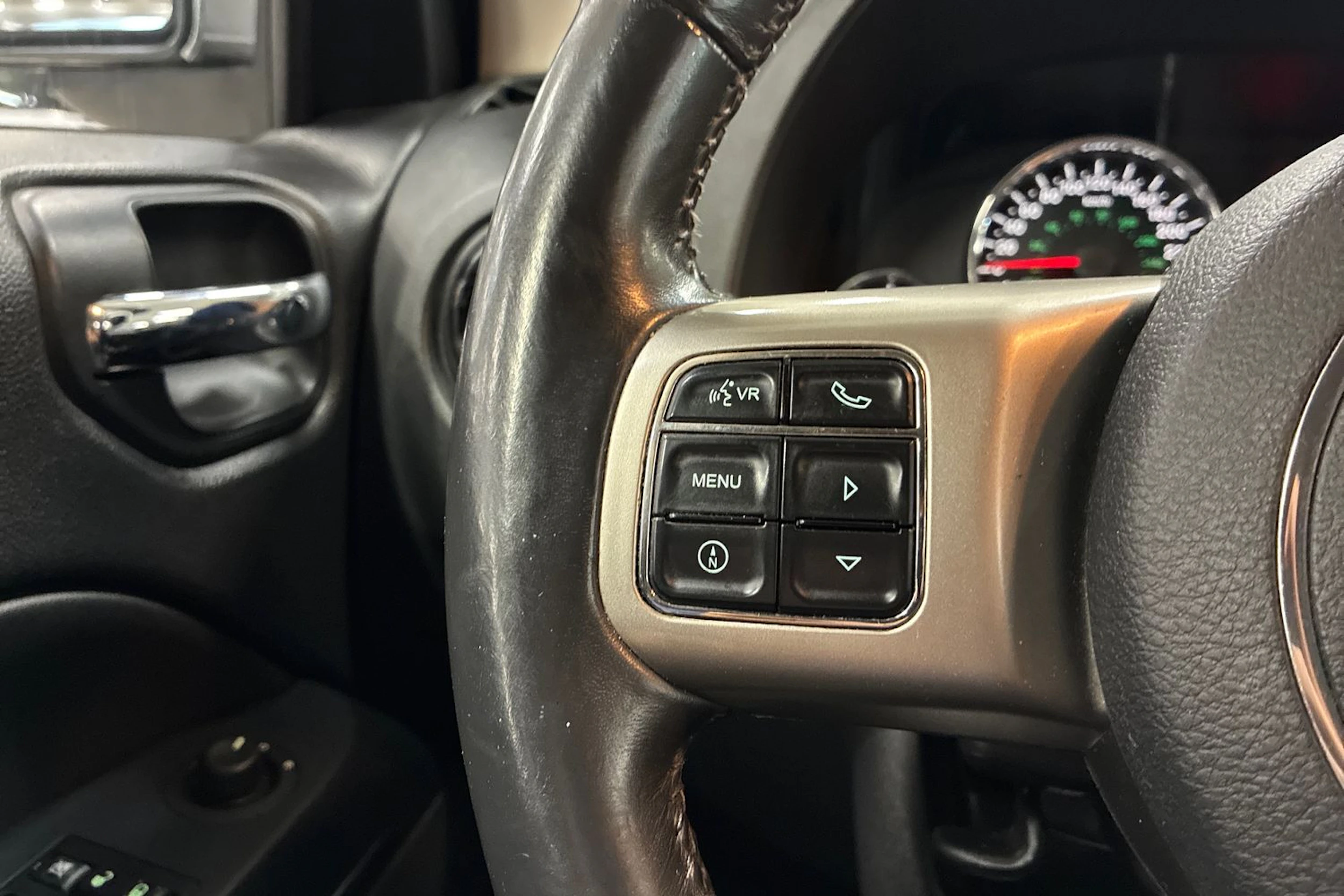 valkoinen Jeep Compass 2012 kuva 13.