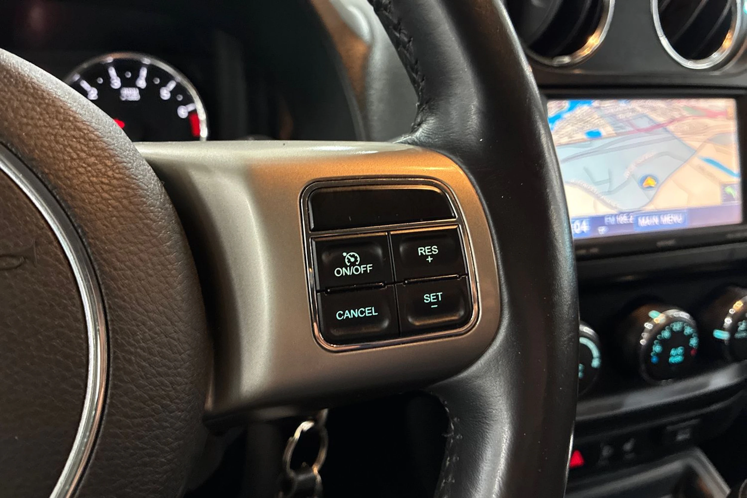valkoinen Jeep Compass 2012 kuva 14.