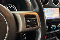 valkoinen Jeep Compass 2012 kuva 14.