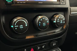 valkoinen Jeep Compass 2012 kuva 20.