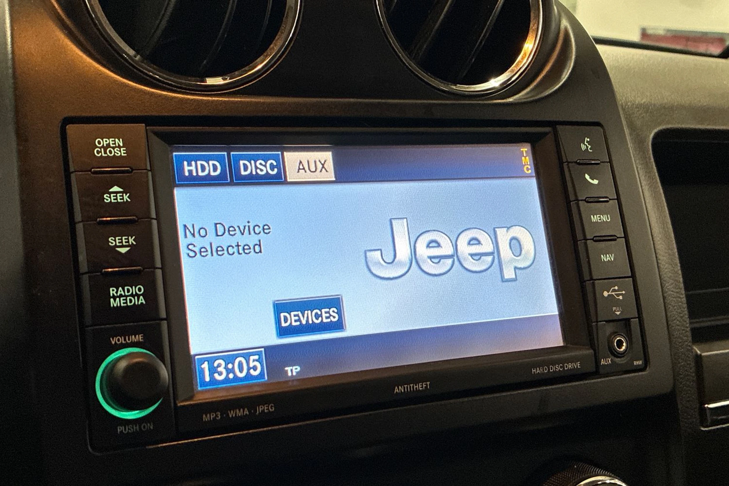 valkoinen Jeep Compass 2012 kuva 22.