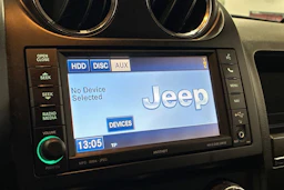 valkoinen Jeep Compass 2012 kuva 22.