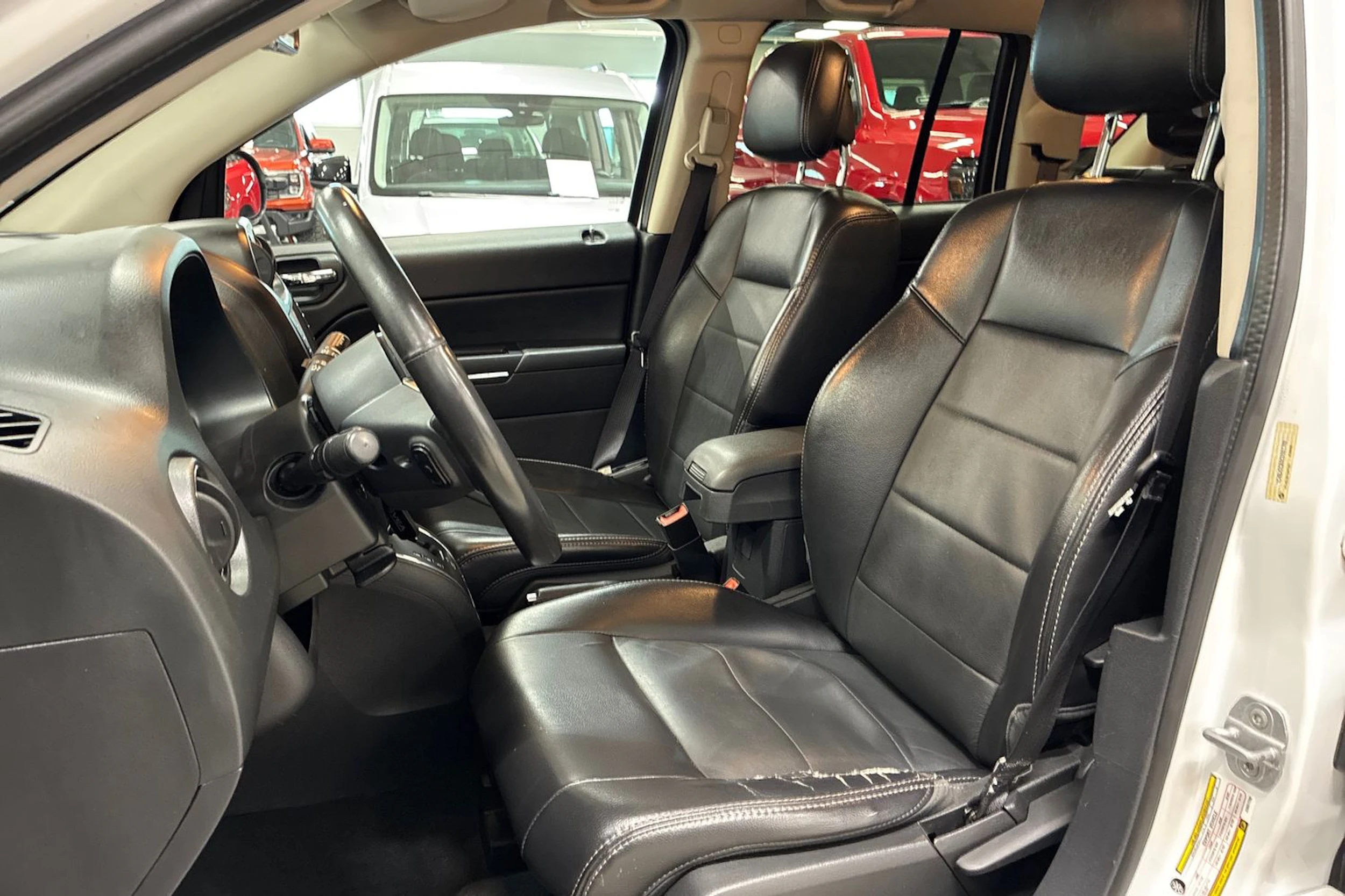 valkoinen Jeep Compass 2012 kuva 23.