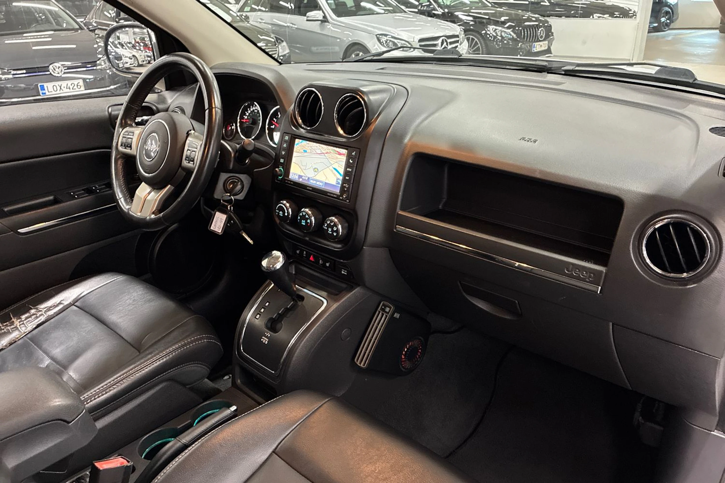 valkoinen Jeep Compass 2012 kuva 27.