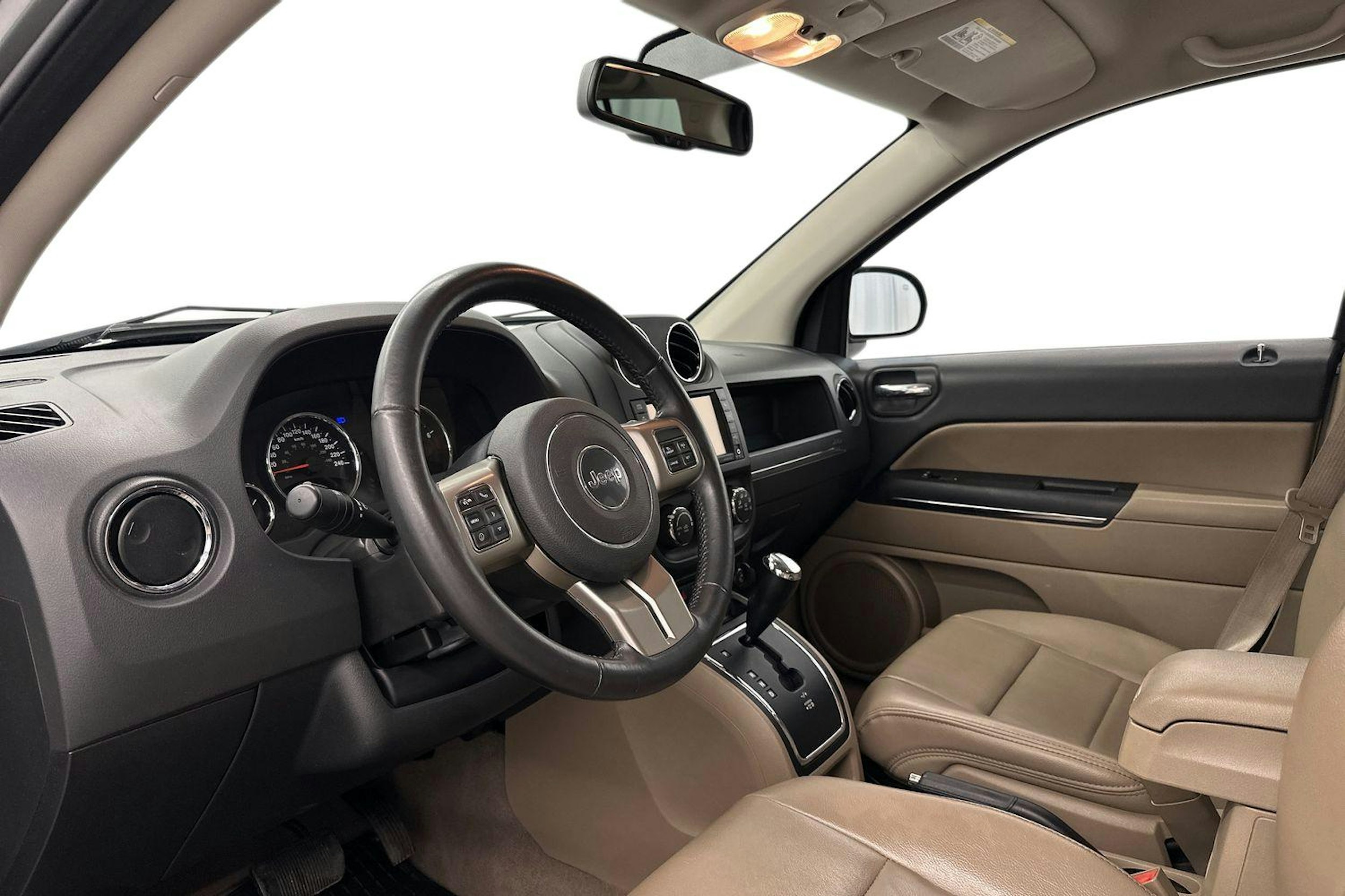 Harmaa Jeep Compass 2012 kuva 6.