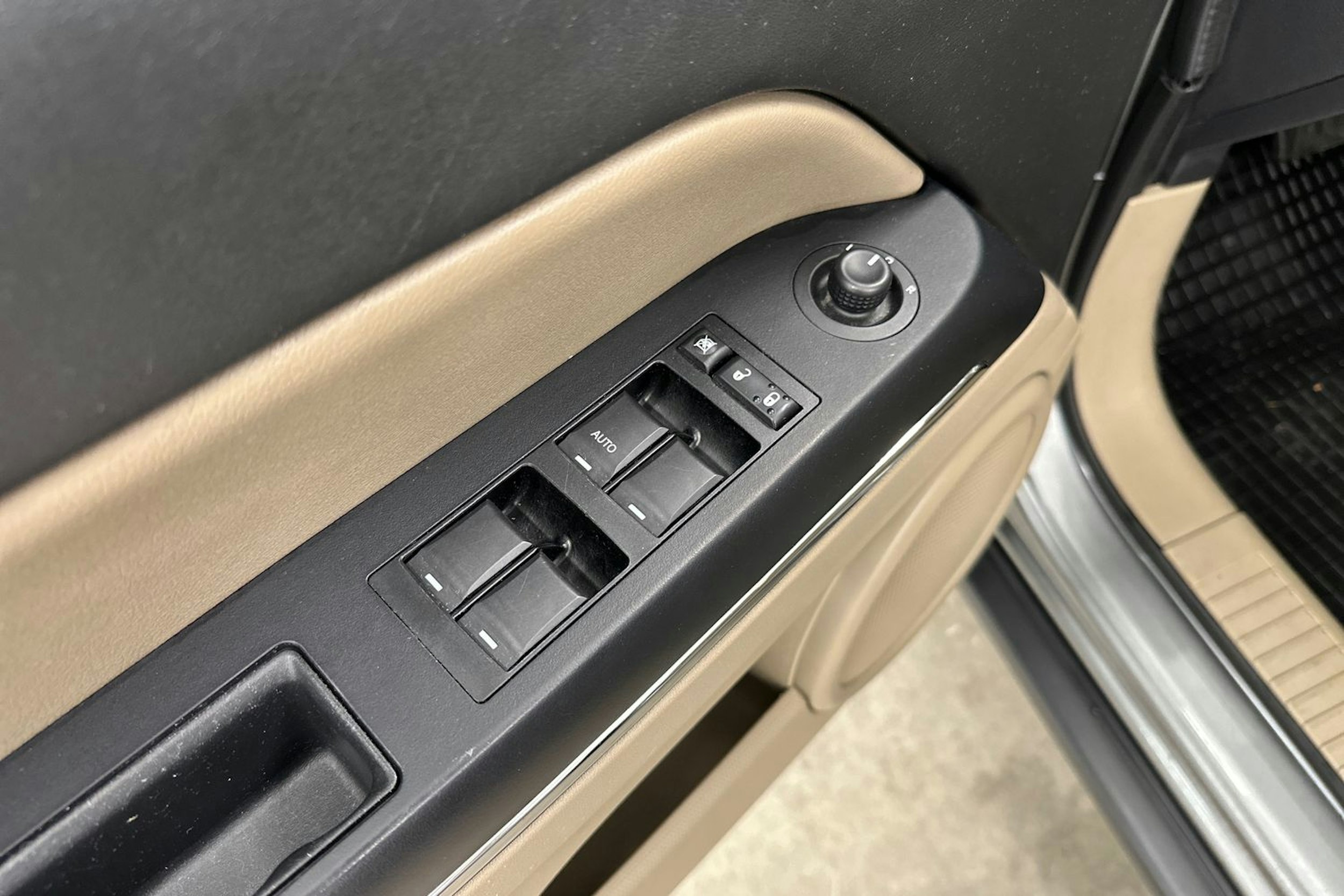 Harmaa Jeep Compass 2012 kuva 11.