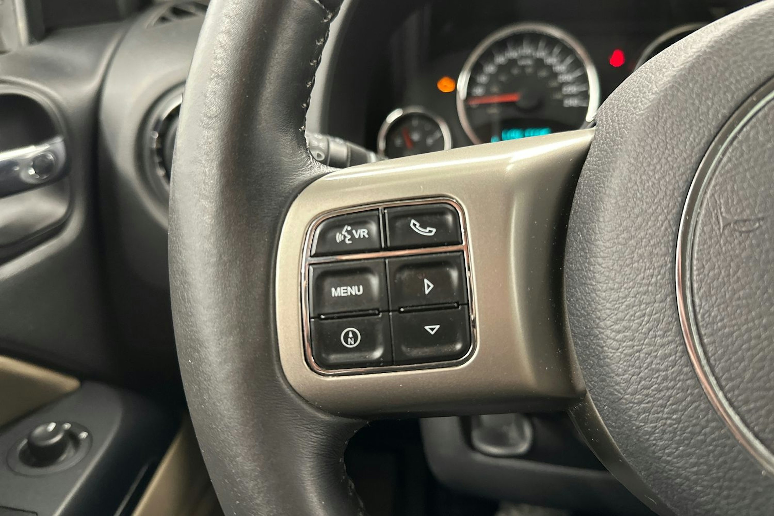 Harmaa Jeep Compass 2012 kuva 14.