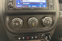 Harmaa Jeep Compass 2012 kuva 18.