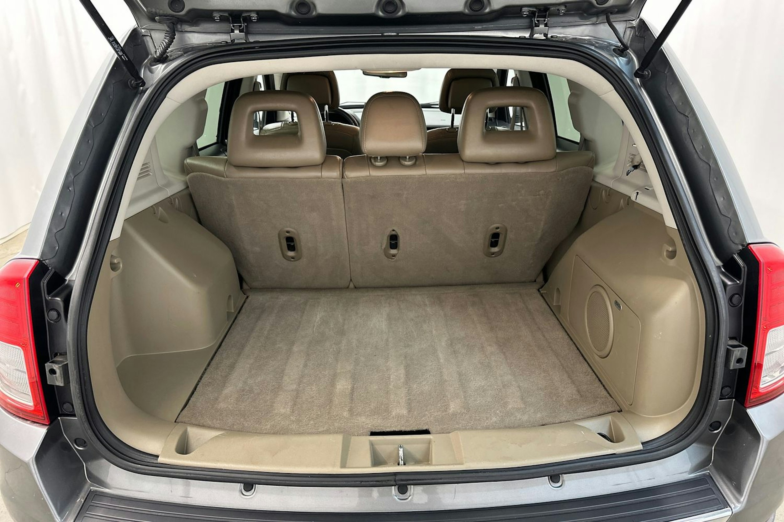 Harmaa Jeep Compass 2012 kuva 19.