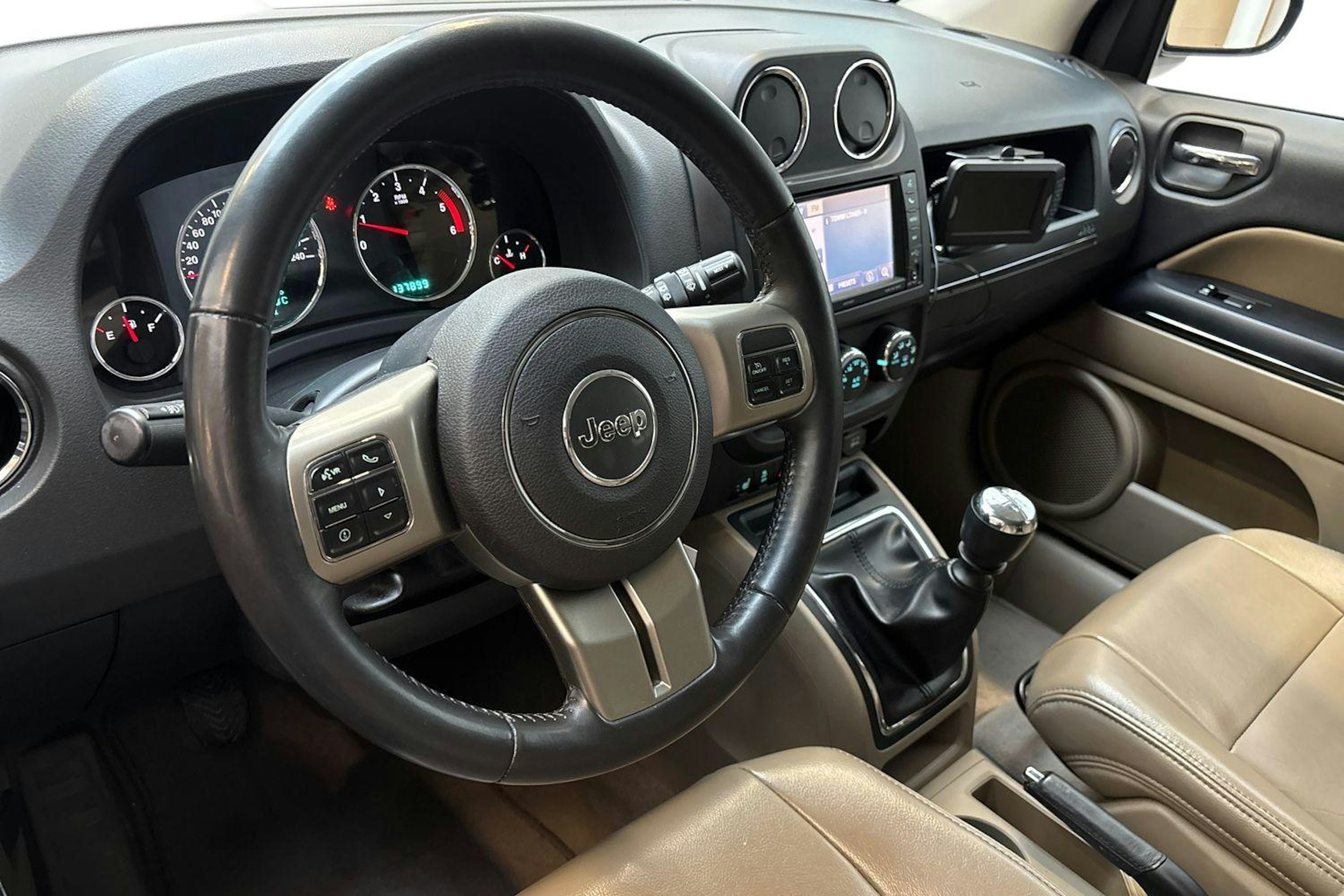 harmaa Jeep Compass 2013 kuva 7.