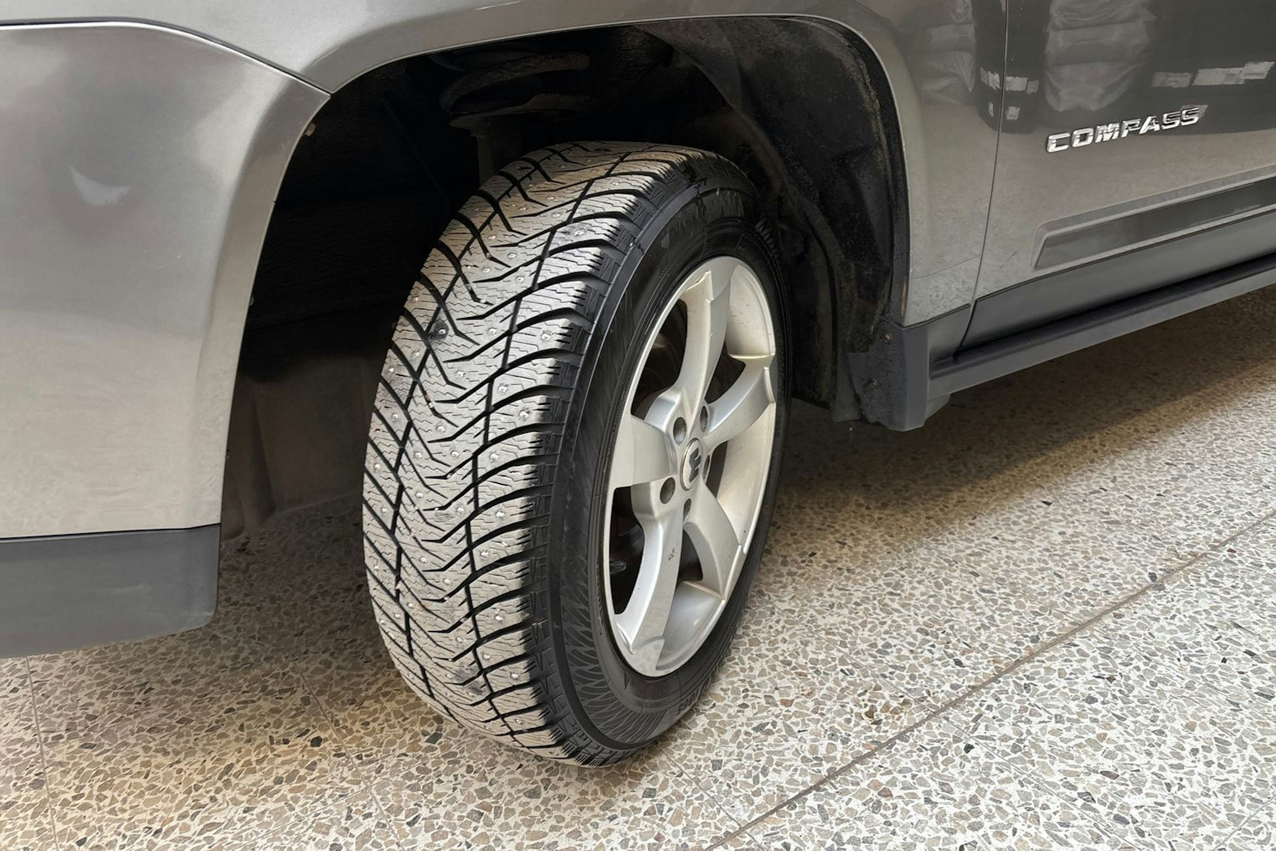 harmaa Jeep Compass 2013 kuva 13.