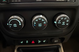 harmaa Jeep Compass 2013 kuva 19.