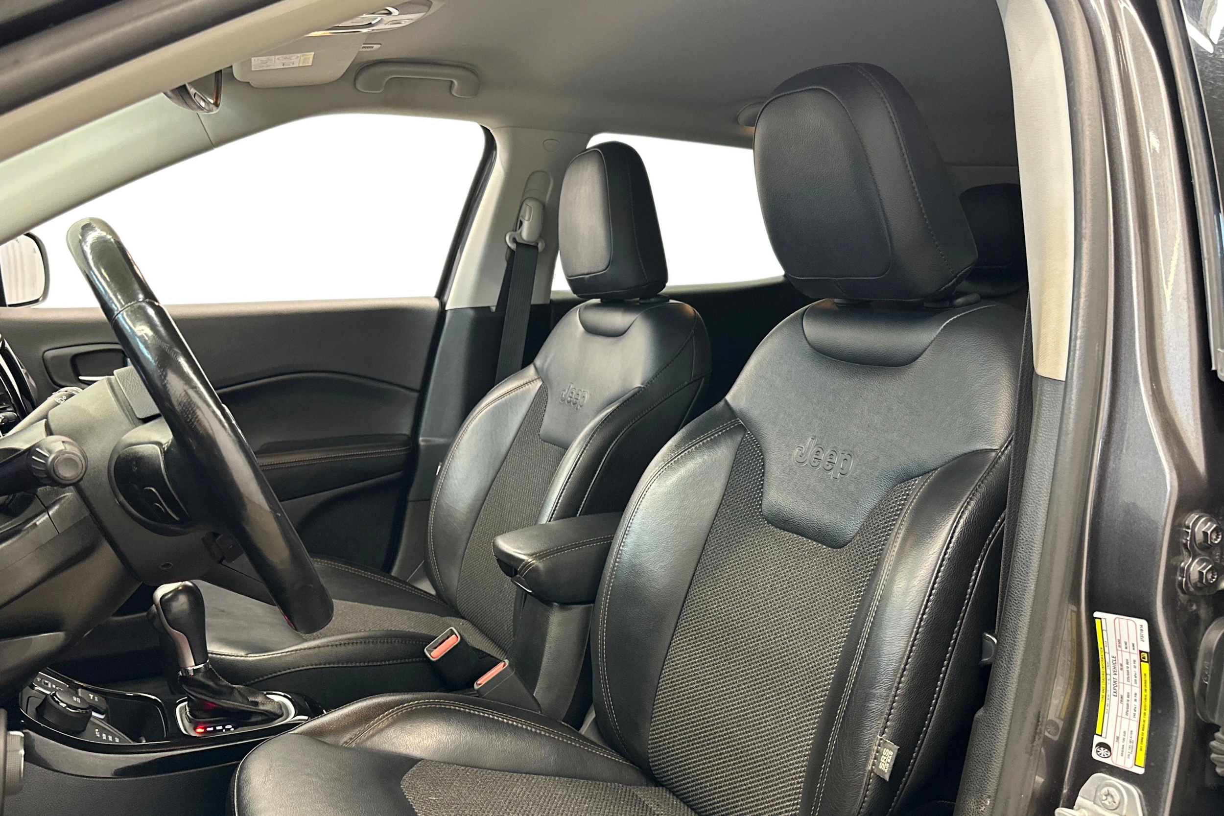 harmaa Jeep Compass 2018 kuva 6.
