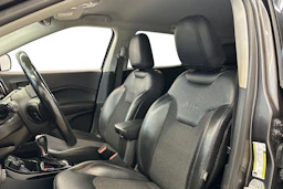 harmaa Jeep Compass 2018 kuva 6.