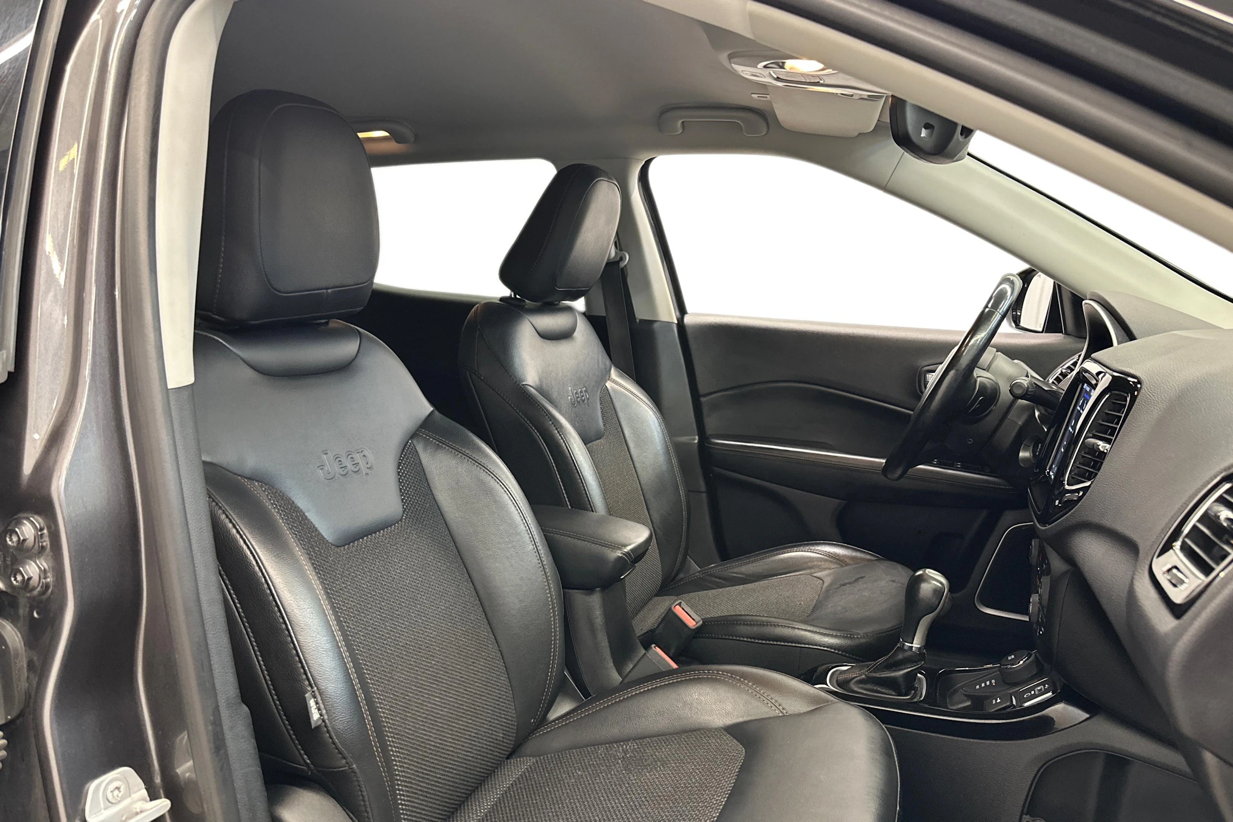 harmaa Jeep Compass 2018 kuva 7.