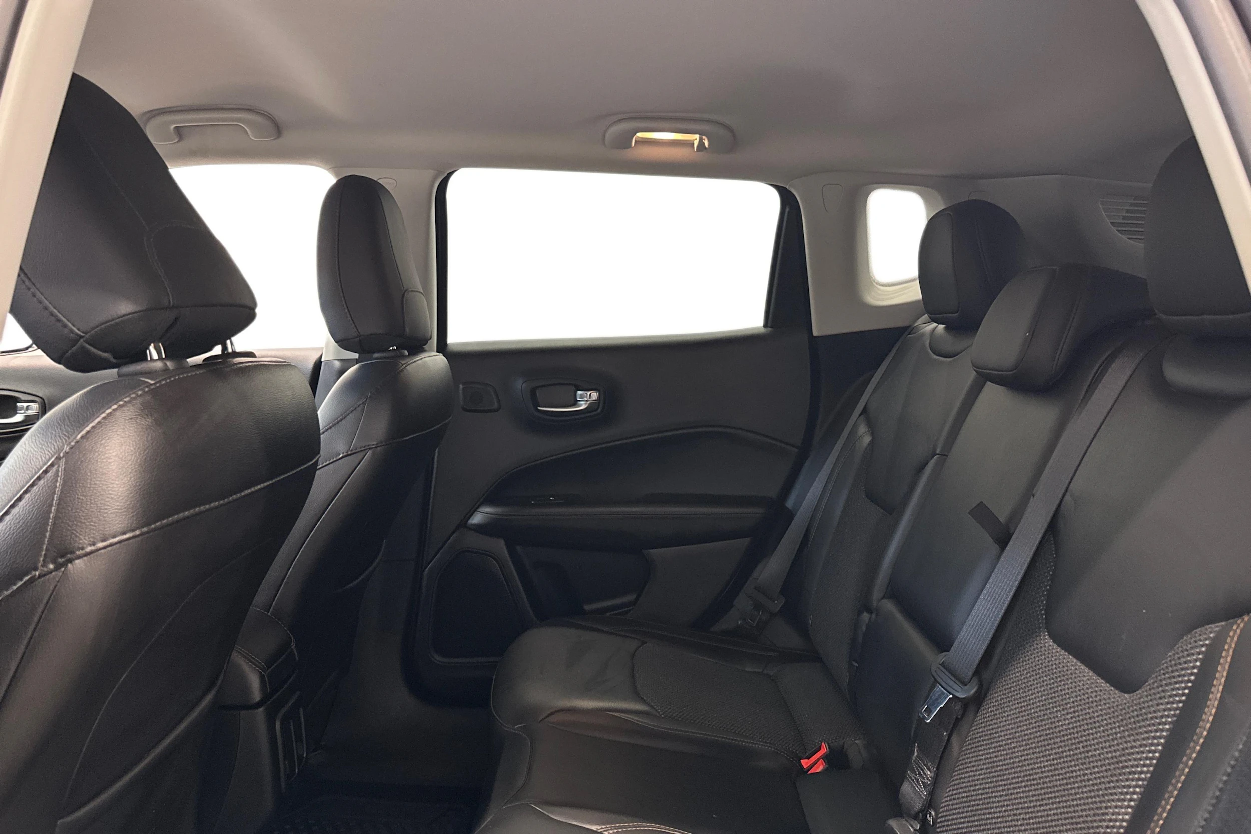 harmaa Jeep Compass 2018 kuva 8.