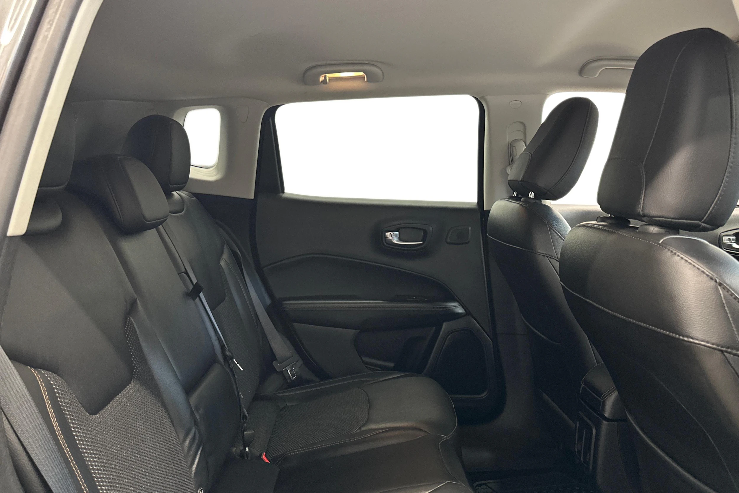harmaa Jeep Compass 2018 kuva 9.