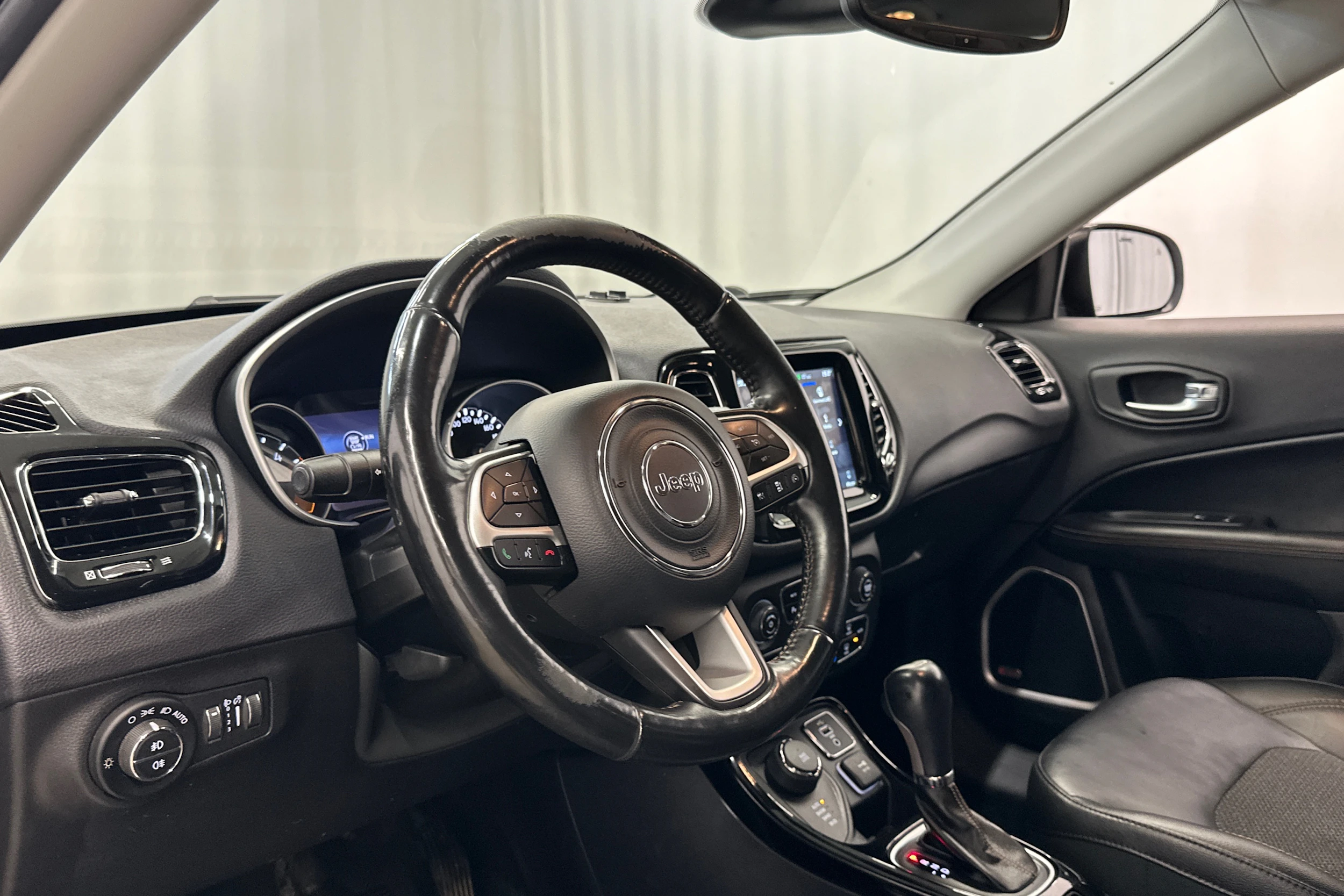 harmaa Jeep Compass 2018 kuva 10.
