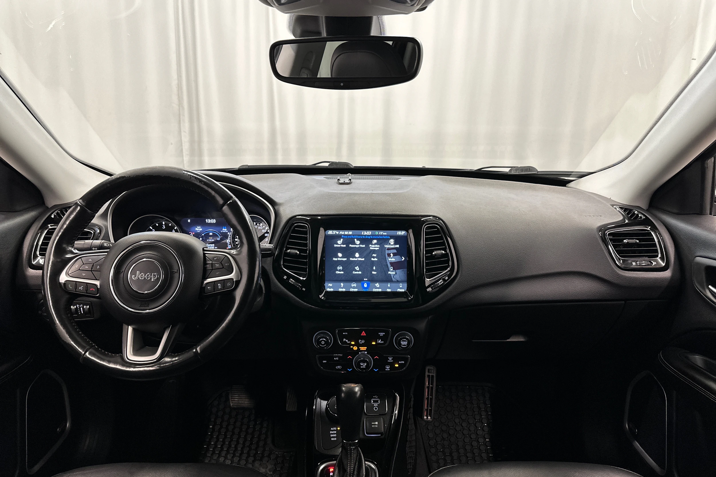harmaa Jeep Compass 2018 kuva 11.
