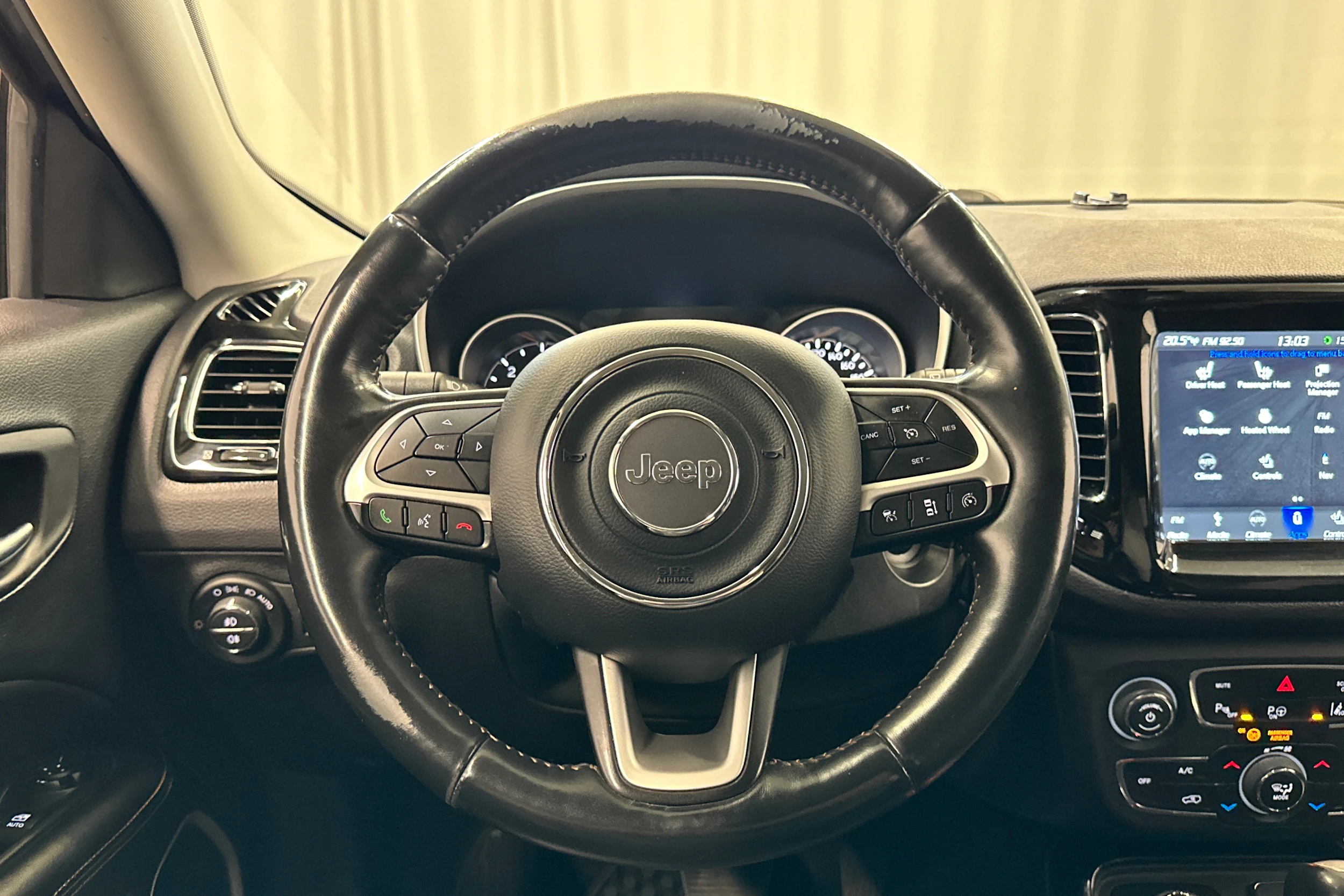 harmaa Jeep Compass 2018 kuva 12.
