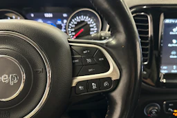 harmaa Jeep Compass 2018 kuva 14.