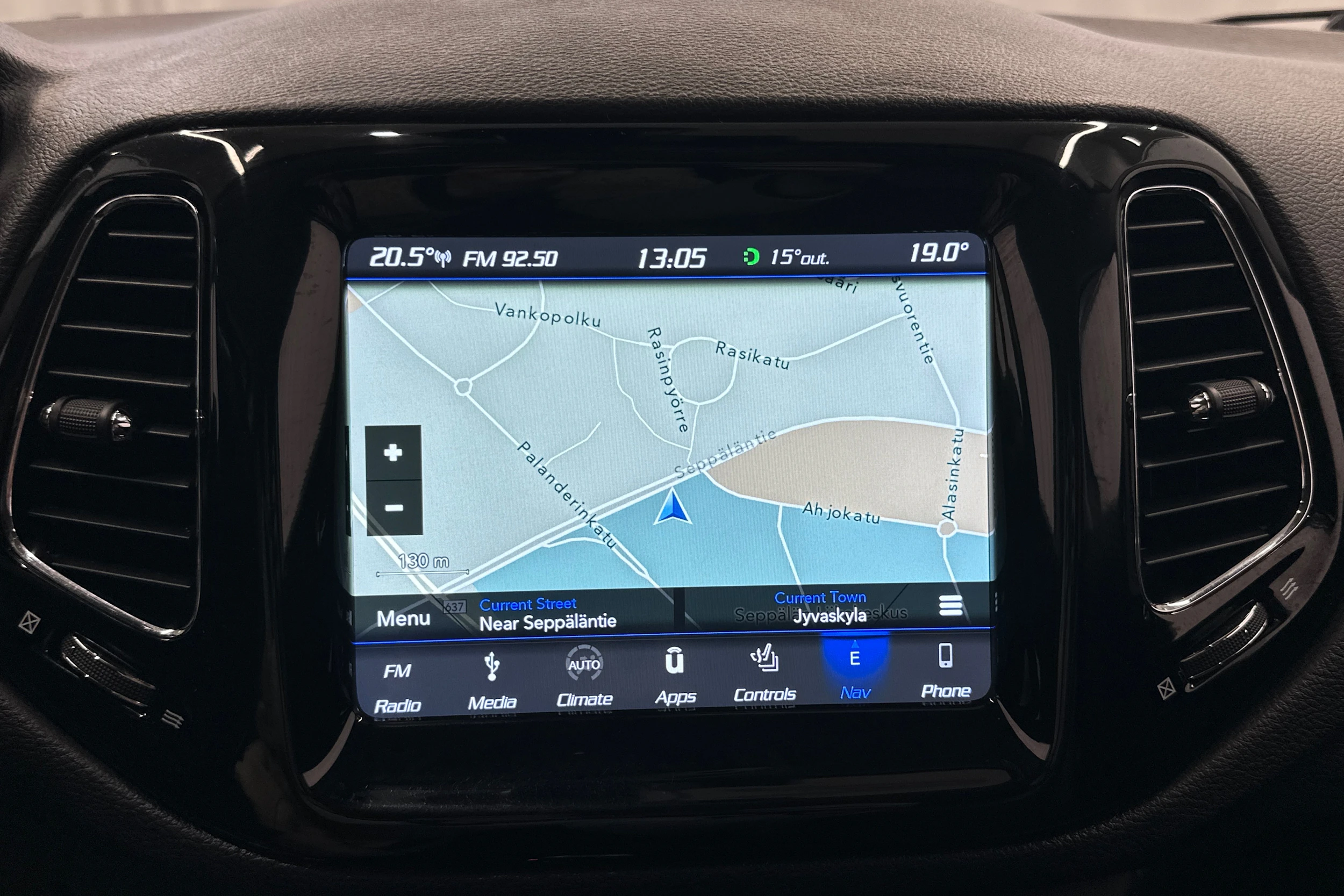 harmaa Jeep Compass 2018 kuva 18.