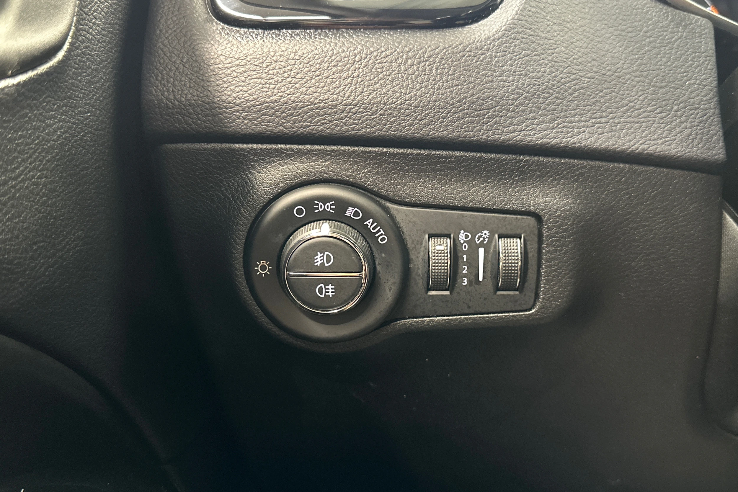 harmaa Jeep Compass 2018 kuva 21.