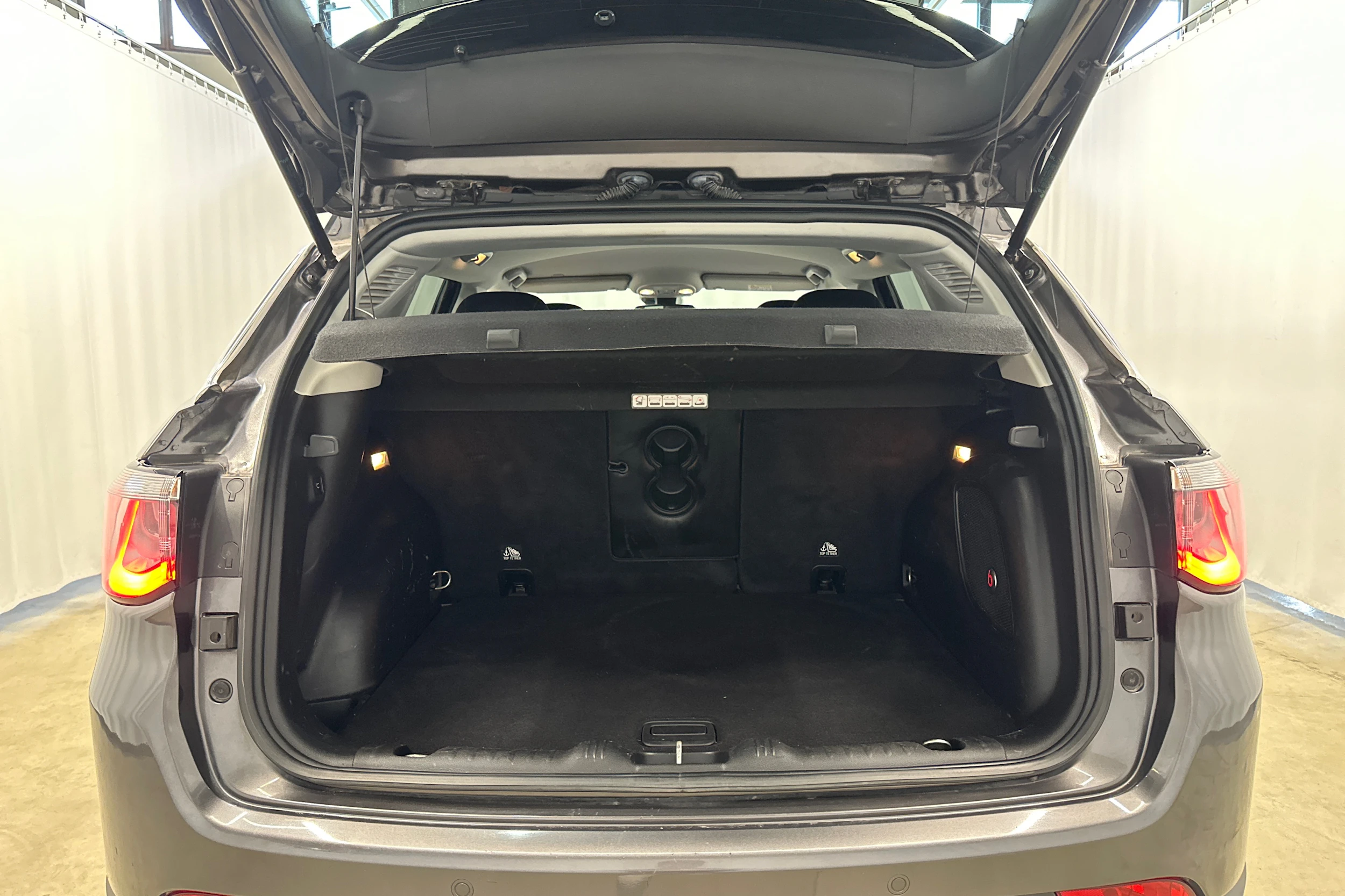 harmaa Jeep Compass 2018 kuva 24.