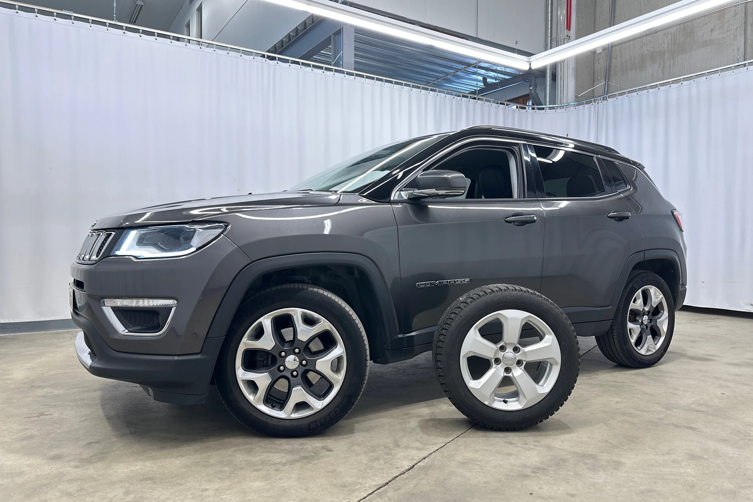 harmaa Jeep Compass 2018 kuva 27.
