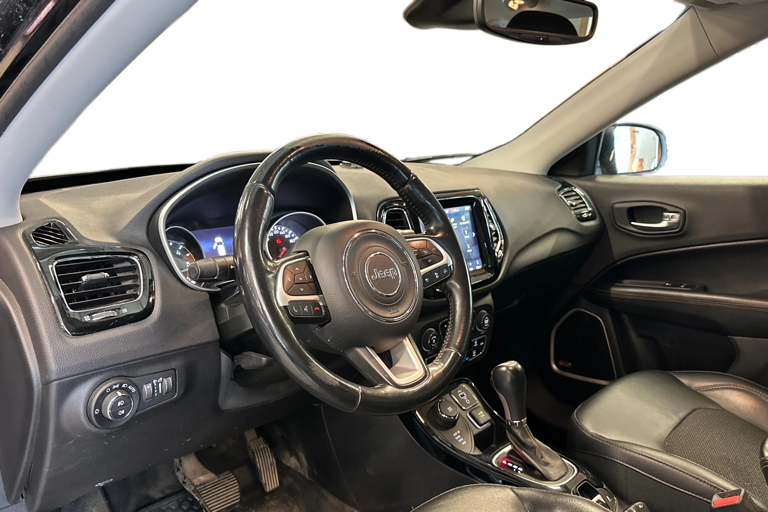 harmaa Jeep Compass 2018 kuva 3.