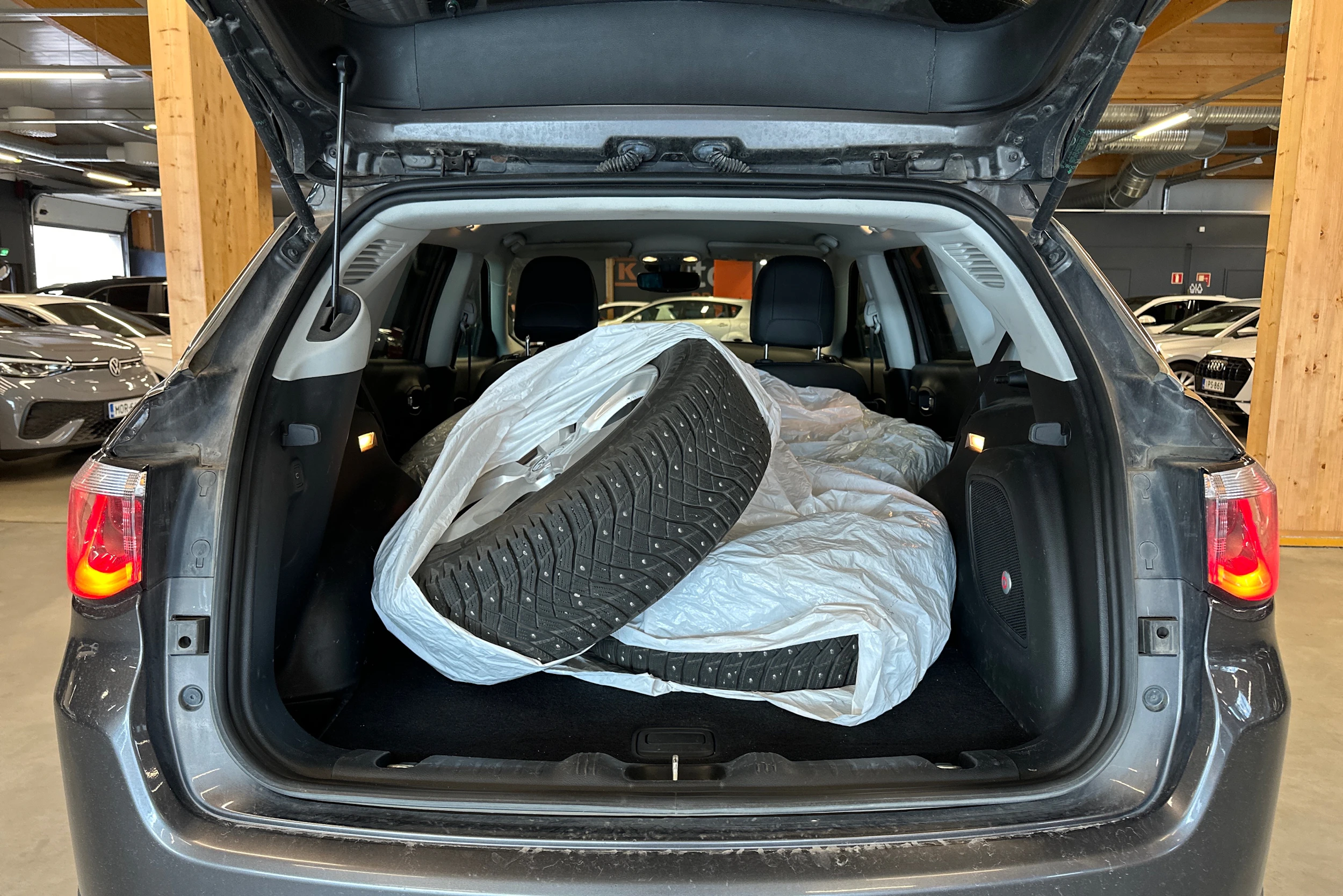 harmaa Jeep Compass 2018 kuva 5.
