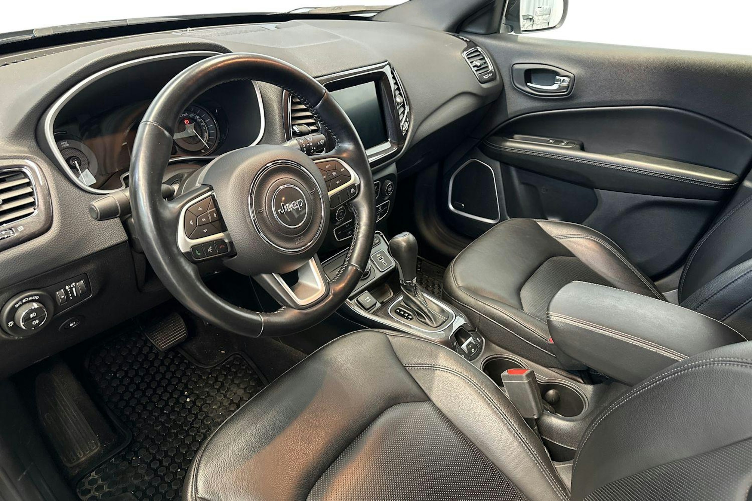 harmaa Jeep Compass 2021 kuva 7.